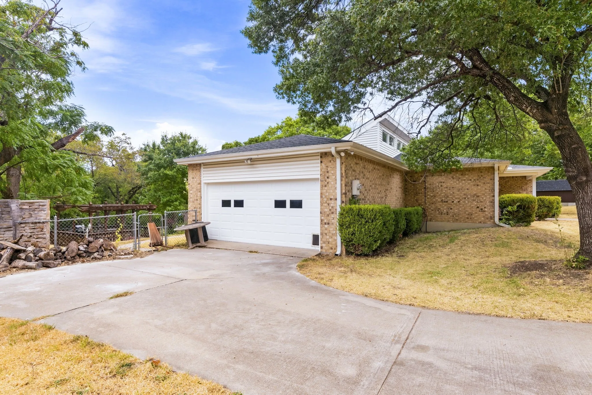 Single Family Residence For Sale in Dallas County , 6049 W Red Bird Lane, Dallas, Texas 75236, 2 Bedroom, 3 Bathroom, 2 Garage spaces, 2,584 Sqft, built in 1983, mls#21379321, Real Estate Agent in Dallas, Homes For Sale in Dallas county, Homes For Sale in Dallas, Realtor in Dallas Texas, Real Estate Brokerage Independent Realty Texas, Luminita Cordes Realtor