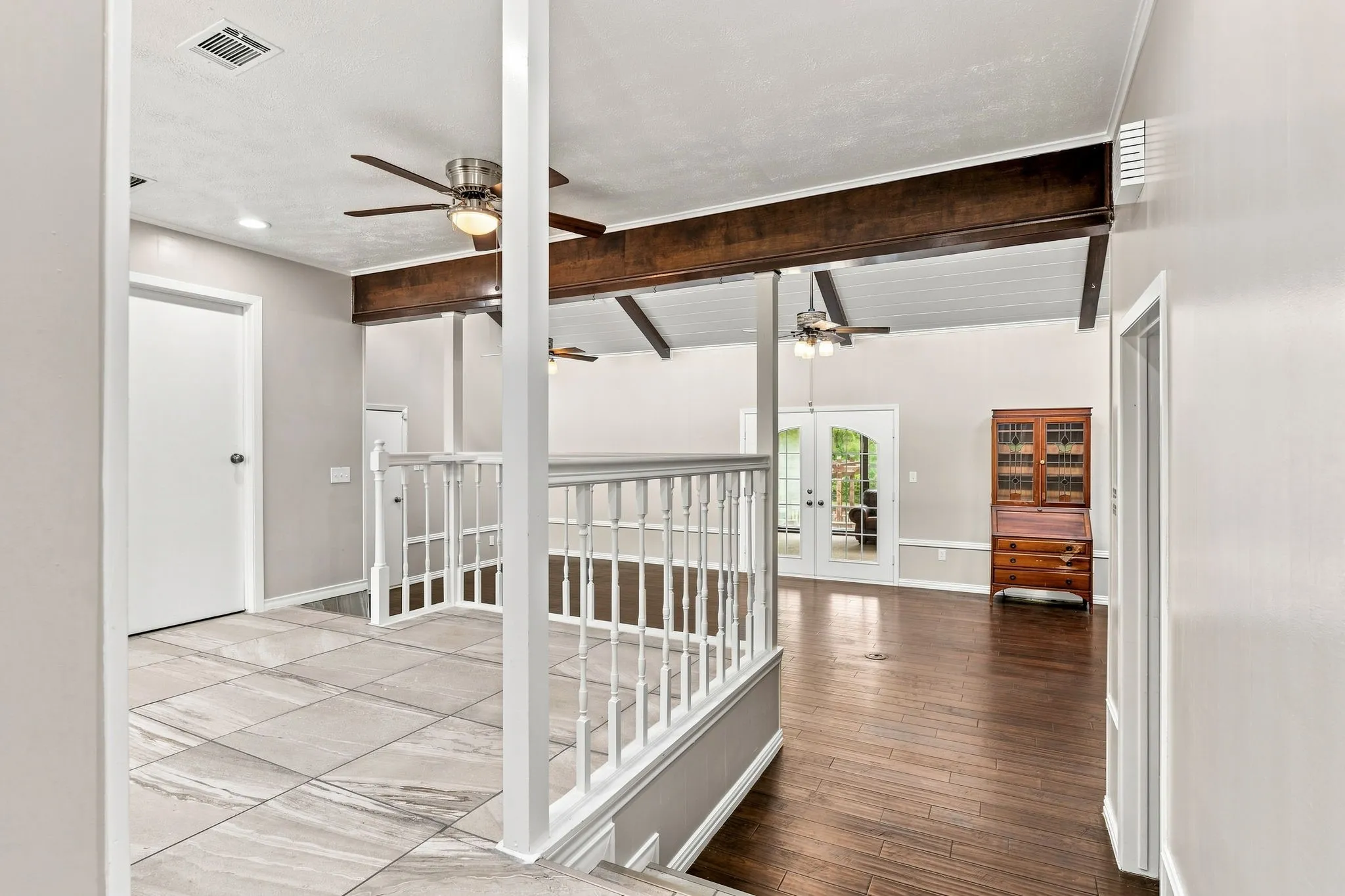 Single Family Residence For Sale in Dallas County , 6049 W Red Bird Lane, Dallas, Texas 75236, 2 Bedroom, 3 Bathroom, 2 Garage spaces, 2,584 Sqft, built in 1983, mls#21379321, Real Estate Agent in Dallas, Homes For Sale in Dallas county, Homes For Sale in Dallas, Realtor in Dallas Texas, Real Estate Brokerage Independent Realty Texas, Luminita Cordes Realtor