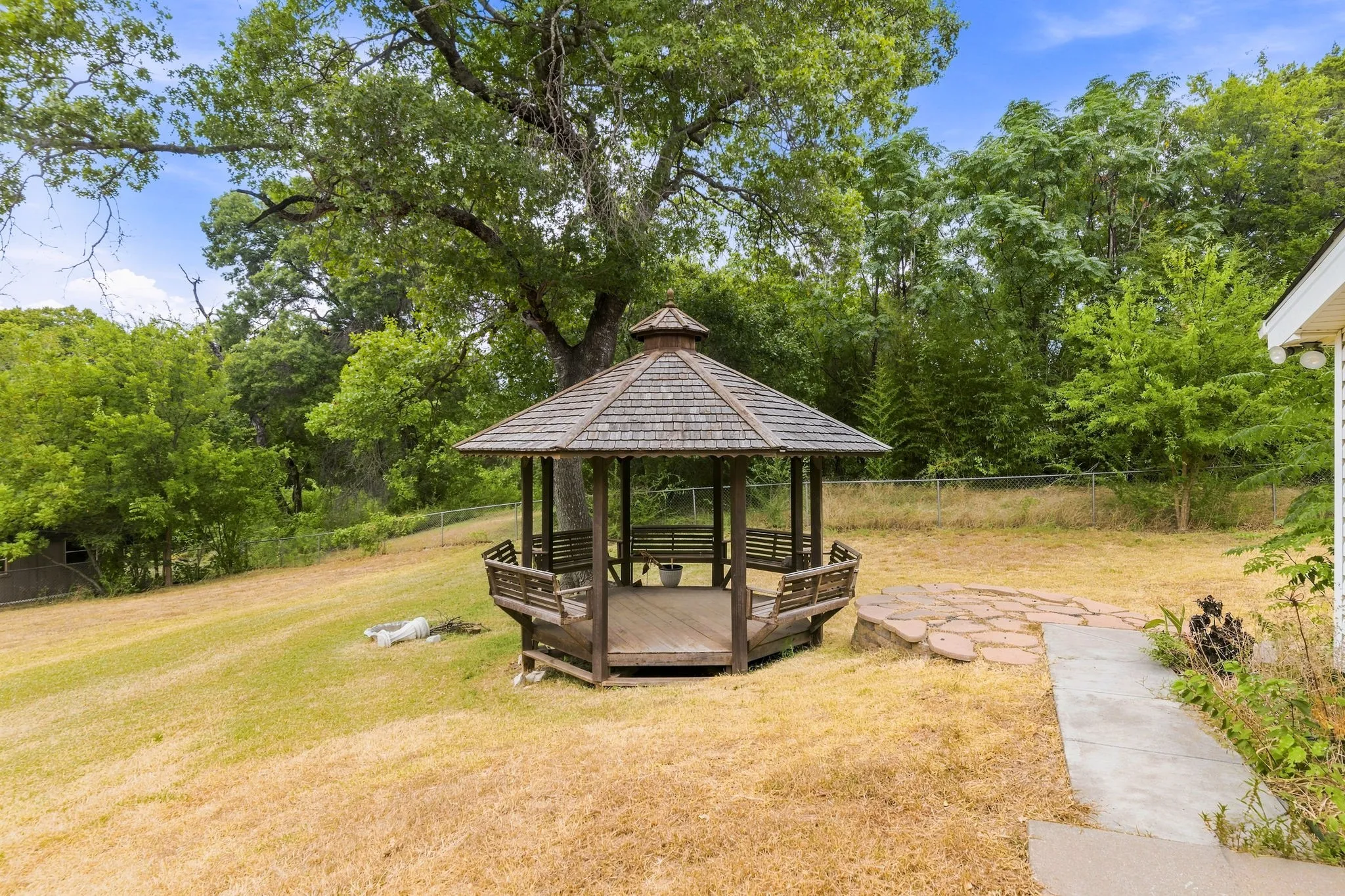 Single Family Residence For Sale in Dallas County , 6049 W Red Bird Lane, Dallas, Texas 75236, 2 Bedroom, 3 Bathroom, 2 Garage spaces, 2,584 Sqft, built in 1983, mls#21379321, Real Estate Agent in Dallas, Homes For Sale in Dallas county, Homes For Sale in Dallas, Realtor in Dallas Texas, Real Estate Brokerage Independent Realty Texas, Luminita Cordes Realtor