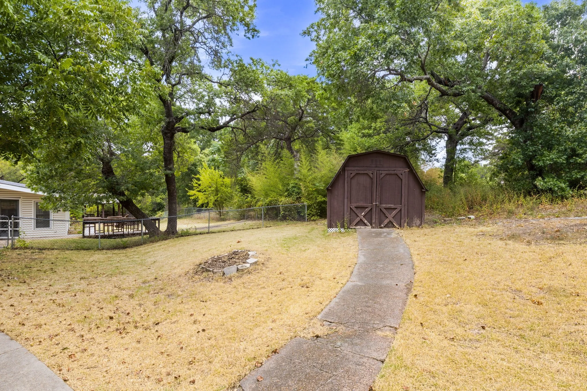 Single Family Residence For Sale in Dallas County , 6049 W Red Bird Lane, Dallas, Texas 75236, 2 Bedroom, 3 Bathroom, 2 Garage spaces, 2,584 Sqft, built in 1983, mls#21379321, Real Estate Agent in Dallas, Homes For Sale in Dallas county, Homes For Sale in Dallas, Realtor in Dallas Texas, Real Estate Brokerage Independent Realty Texas, Luminita Cordes Realtor