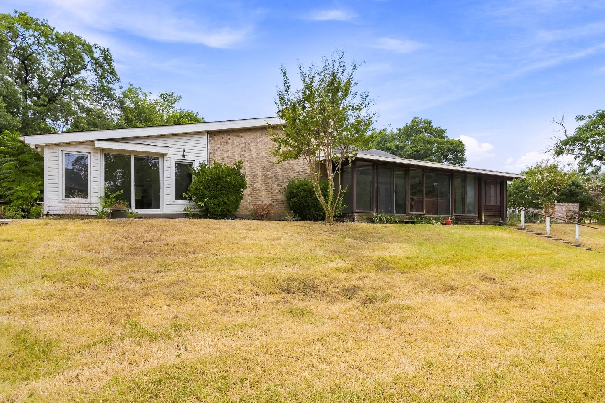 Single Family Residence For Sale in Dallas County , 6049 W Red Bird Lane, Dallas, Texas 75236, 2 Bedroom, 3 Bathroom, 2 Garage spaces, 2,584 Sqft, built in 1983, mls#21379321, Real Estate Agent in Dallas, Homes For Sale in Dallas county, Homes For Sale in Dallas, Realtor in Dallas Texas, Real Estate Brokerage Independent Realty Texas, Luminita Cordes Realtor