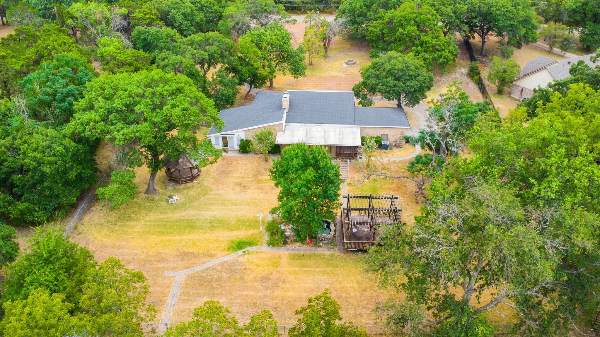 Single Family Residence For Sale in Dallas County , 6049 W Red Bird Lane, Dallas, Texas 75236, 2 Bedroom, 3 Bathroom, 2 Garage spaces, 2,584 Sqft, built in 1983, mls#21379321, Real Estate Agent in Dallas, Homes For Sale in Dallas county, Homes For Sale in Dallas, Realtor in Dallas Texas, Real Estate Brokerage Independent Realty Texas, Luminita Cordes Realtor