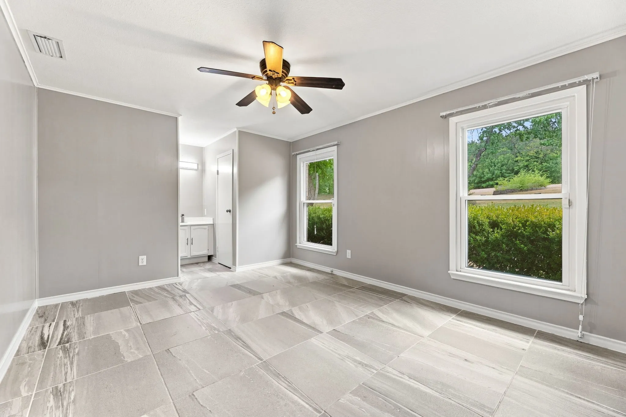 Single Family Residence For Sale in Dallas County , 6049 W Red Bird Lane, Dallas, Texas 75236, 2 Bedroom, 3 Bathroom, 2 Garage spaces, 2,584 Sqft, built in 1983, mls#21379321, Real Estate Agent in Dallas, Homes For Sale in Dallas county, Homes For Sale in Dallas, Realtor in Dallas Texas, Real Estate Brokerage Independent Realty Texas, Luminita Cordes Realtor