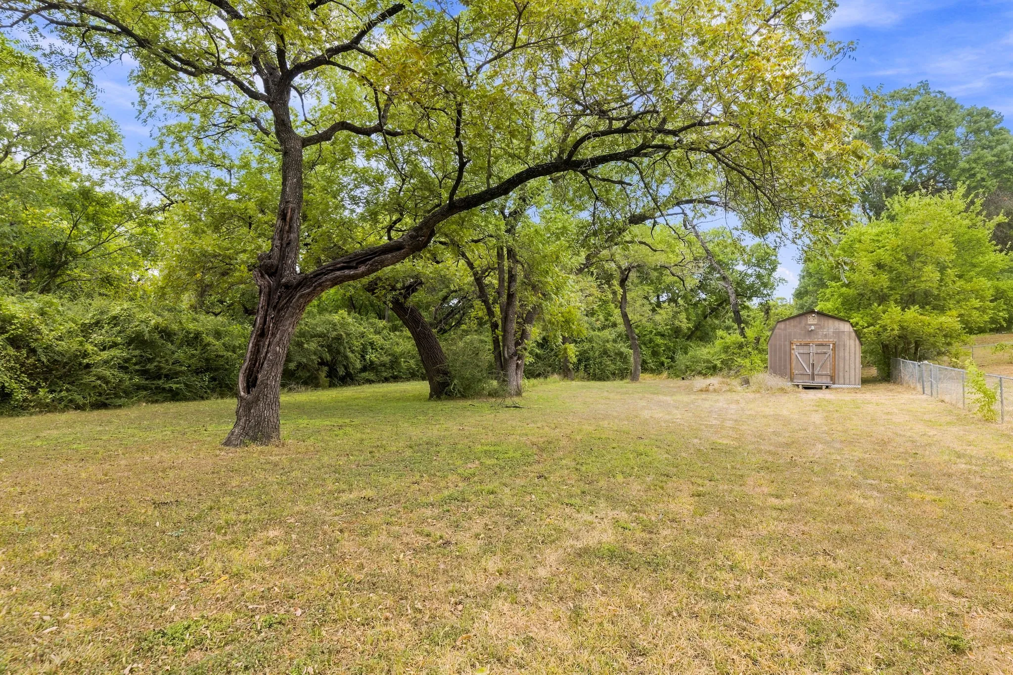 Single Family Residence For Sale in Dallas County , 6049 W Red Bird Lane, Dallas, Texas 75236, 2 Bedroom, 3 Bathroom, 2 Garage spaces, 2,584 Sqft, built in 1983, mls#21379321, Real Estate Agent in Dallas, Homes For Sale in Dallas county, Homes For Sale in Dallas, Realtor in Dallas Texas, Real Estate Brokerage Independent Realty Texas, Luminita Cordes Realtor