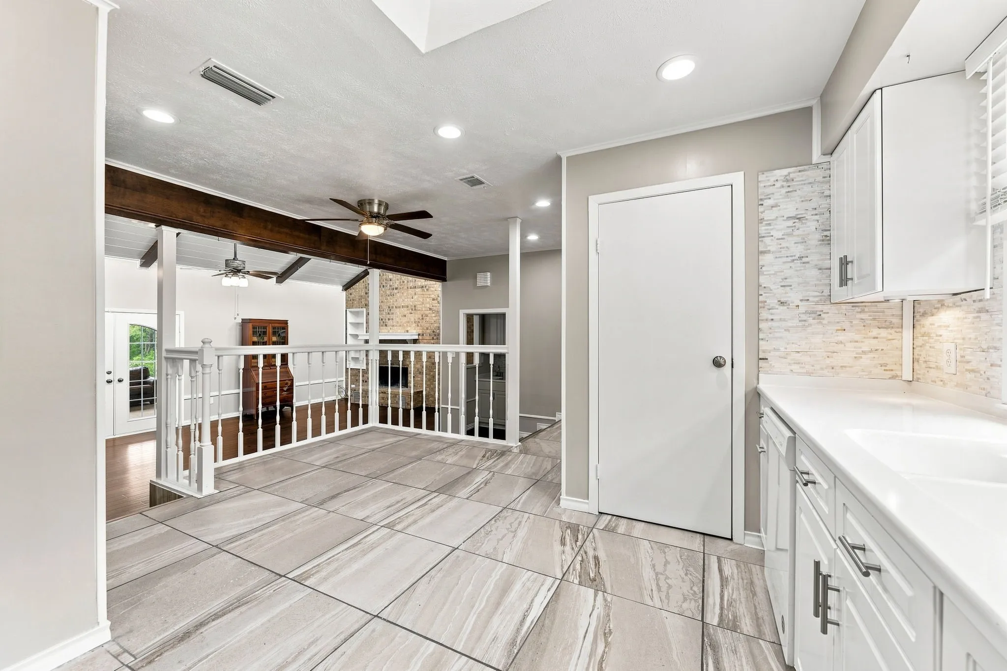 Single Family Residence For Sale in Dallas County , 6049 W Red Bird Lane, Dallas, Texas 75236, 2 Bedroom, 3 Bathroom, 2 Garage spaces, 2,584 Sqft, built in 1983, mls#21379321, Real Estate Agent in Dallas, Homes For Sale in Dallas county, Homes For Sale in Dallas, Realtor in Dallas Texas, Real Estate Brokerage Independent Realty Texas, Luminita Cordes Realtor