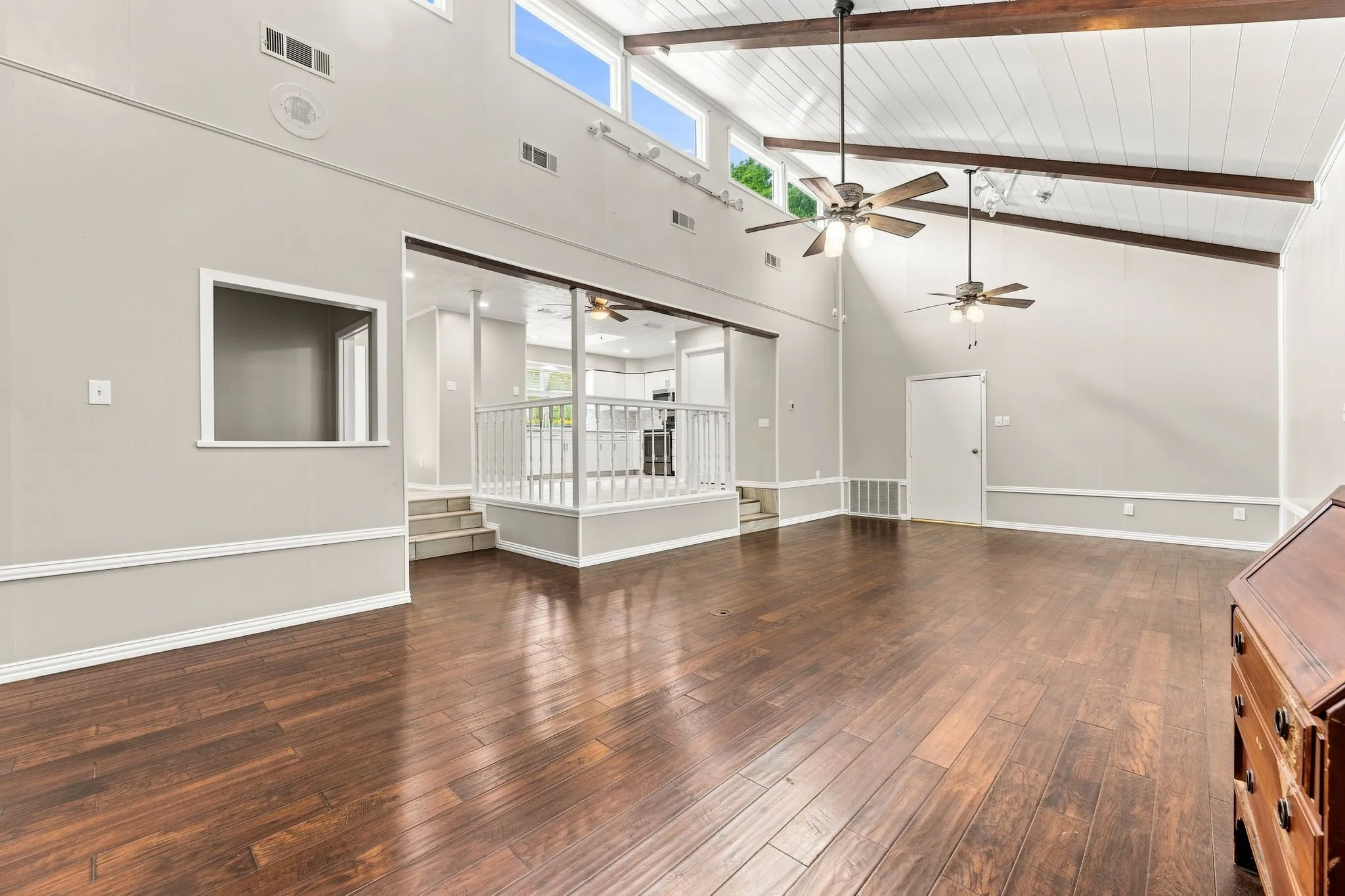 Single Family Residence For Sale in Dallas County , 6049 W Red Bird Lane, Dallas, Texas 75236, 2 Bedroom, 3 Bathroom, 2 Garage spaces, 2,584 Sqft, built in 1983, mls#21379321, Real Estate Agent in Dallas, Homes For Sale in Dallas county, Homes For Sale in Dallas, Realtor in Dallas Texas, Real Estate Brokerage Independent Realty Texas, Luminita Cordes Realtor