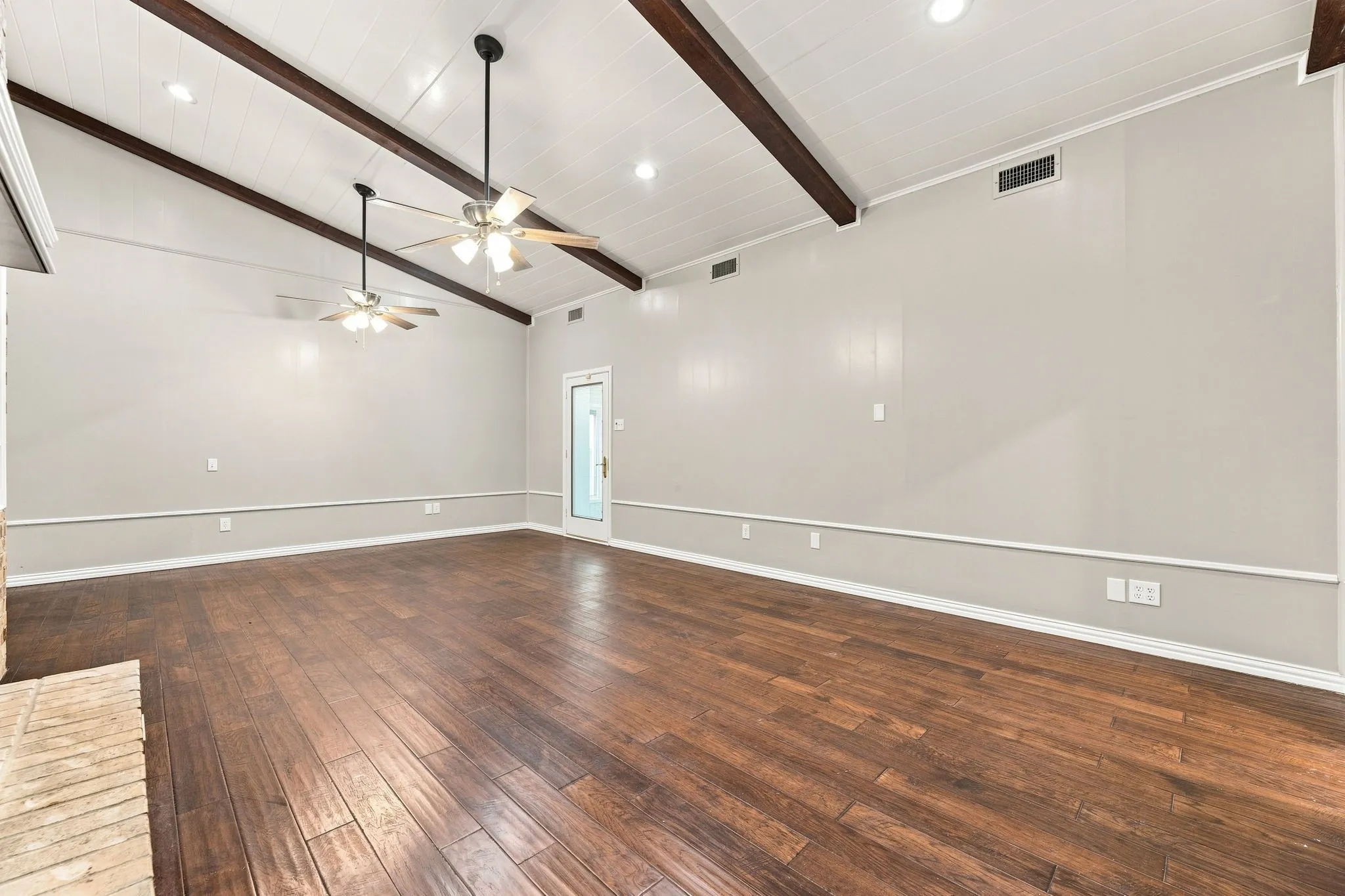 Single Family Residence For Sale in Dallas County , 6049 W Red Bird Lane, Dallas, Texas 75236, 2 Bedroom, 3 Bathroom, 2 Garage spaces, 2,584 Sqft, built in 1983, mls#21379321, Real Estate Agent in Dallas, Homes For Sale in Dallas county, Homes For Sale in Dallas, Realtor in Dallas Texas, Real Estate Brokerage Independent Realty Texas, Luminita Cordes Realtor