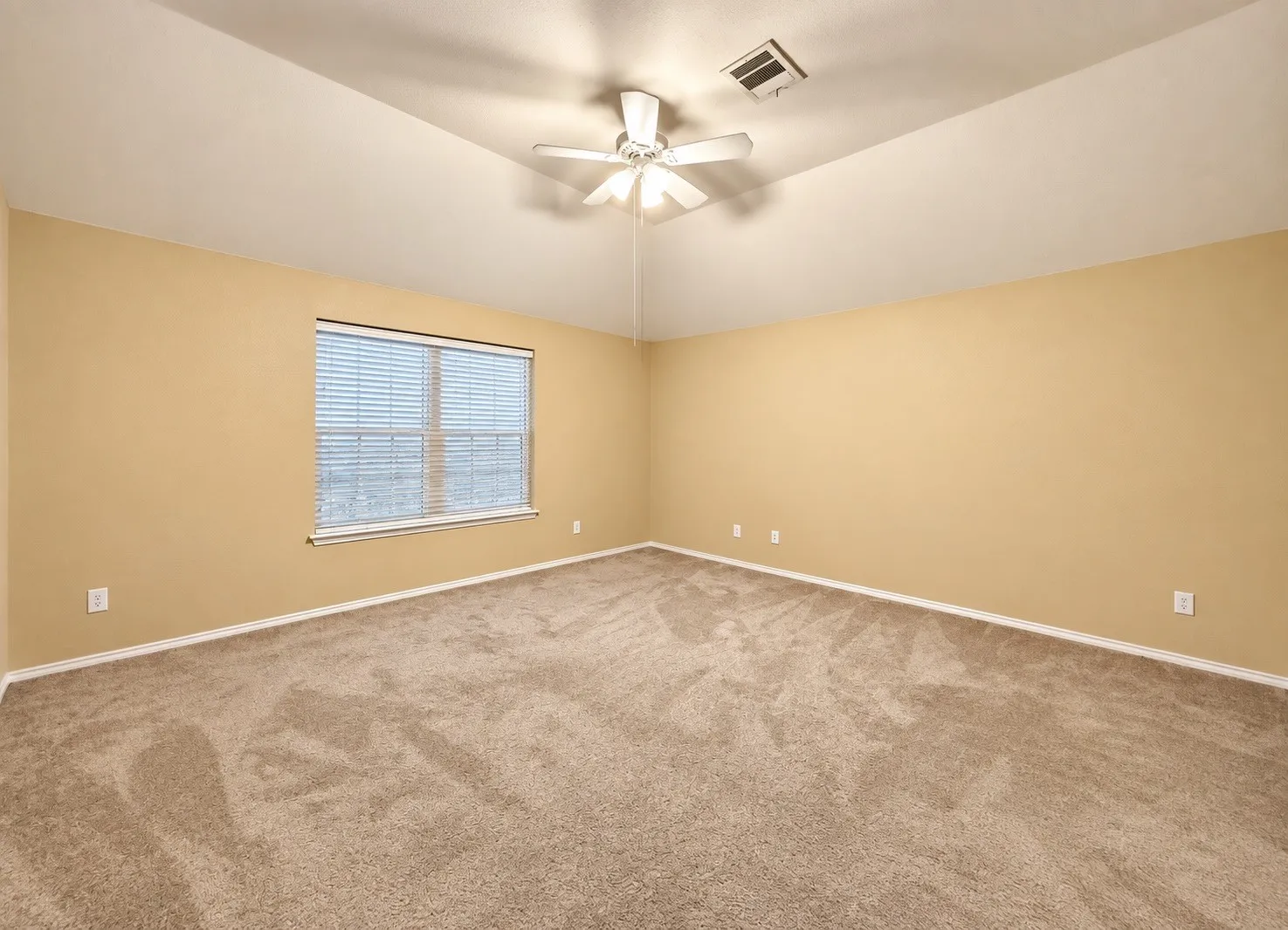 Single Family Residence For Sale in Dallas County , 148 Spelt Lane, Dallas, Texas 75241, 3 Bedroom, 2 Bathroom, 2 Garage spaces, 1,651 Sqft, built in 2006, mls#21380085, Real Estate Agent in Dallas, Homes For Sale in Dallas county, Homes For Sale in Dallas, Realtor in Dallas Texas, Real Estate Brokerage Independent Realty Texas, Luminita Cordes Realtor