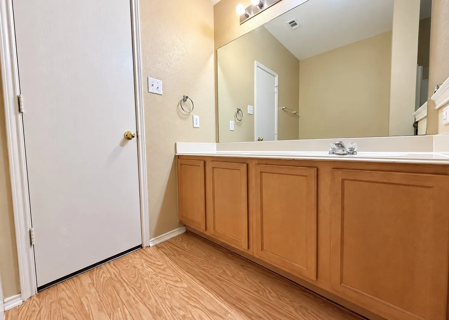 Single Family Residence For Sale in Dallas County , 148 Spelt Lane, Dallas, Texas 75241, 3 Bedroom, 2 Bathroom, 2 Garage spaces, 1,651 Sqft, built in 2006, mls#21380085, Real Estate Agent in Dallas, Homes For Sale in Dallas county, Homes For Sale in Dallas, Realtor in Dallas Texas, Real Estate Brokerage Independent Realty Texas, Luminita Cordes Realtor