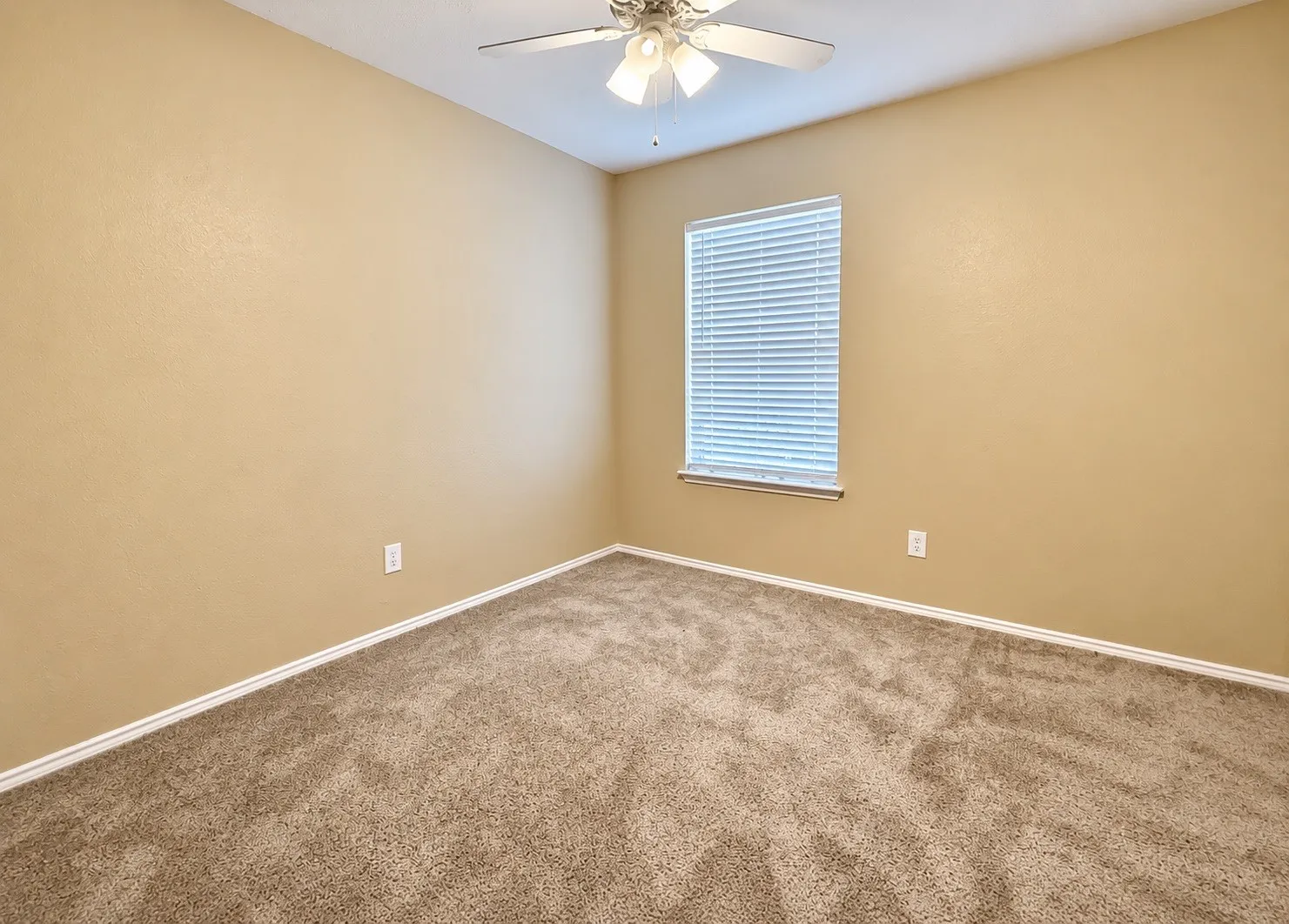 Single Family Residence For Sale in Dallas County , 148 Spelt Lane, Dallas, Texas 75241, 3 Bedroom, 2 Bathroom, 2 Garage spaces, 1,651 Sqft, built in 2006, mls#21380085, Real Estate Agent in Dallas, Homes For Sale in Dallas county, Homes For Sale in Dallas, Realtor in Dallas Texas, Real Estate Brokerage Independent Realty Texas, Luminita Cordes Realtor