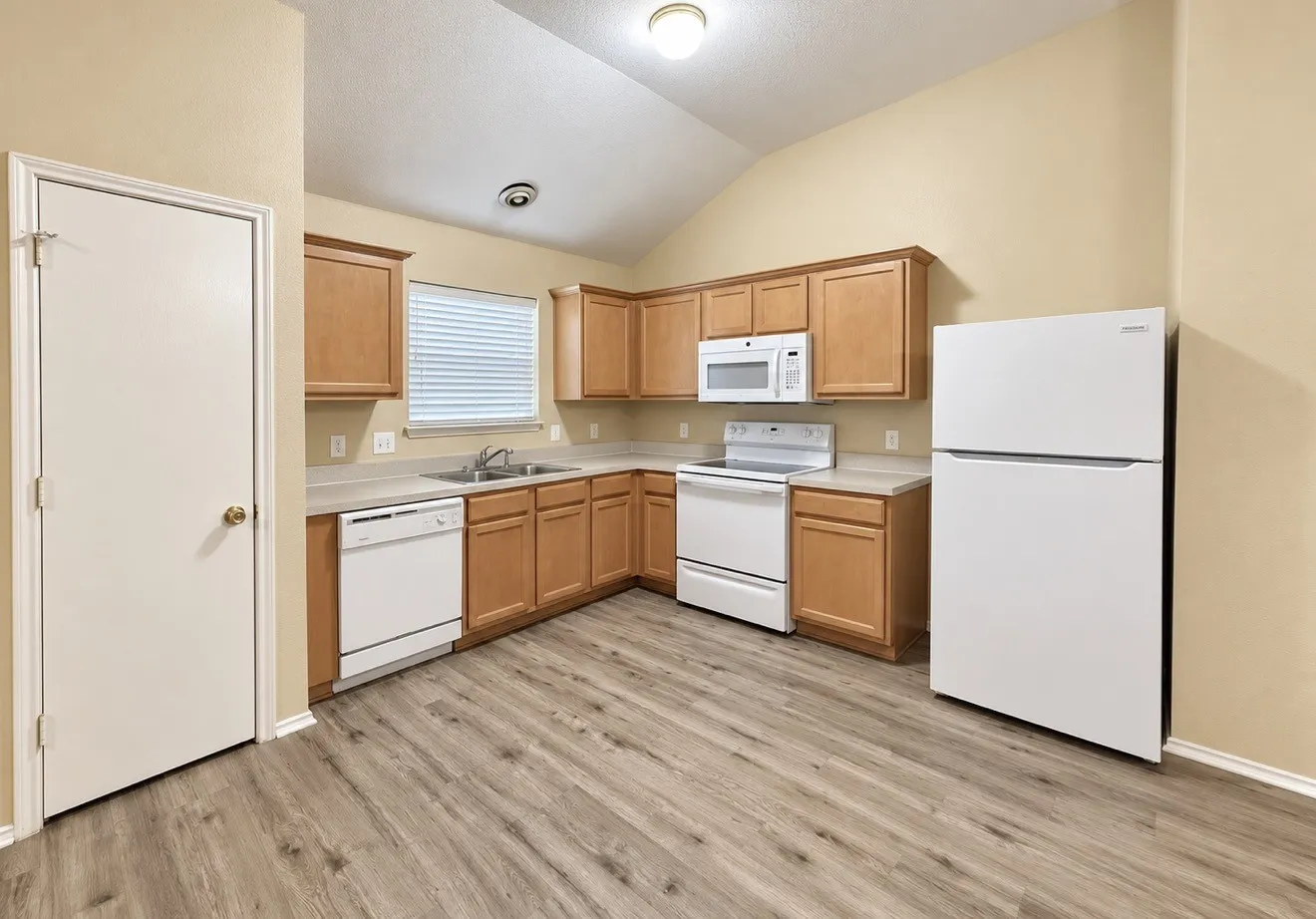 Single Family Residence For Sale in Dallas County , 148 Spelt Lane, Dallas, Texas 75241, 3 Bedroom, 2 Bathroom, 2 Garage spaces, 1,651 Sqft, built in 2006, mls#21380085, Real Estate Agent in Dallas, Homes For Sale in Dallas county, Homes For Sale in Dallas, Realtor in Dallas Texas, Real Estate Brokerage Independent Realty Texas, Luminita Cordes Realtor