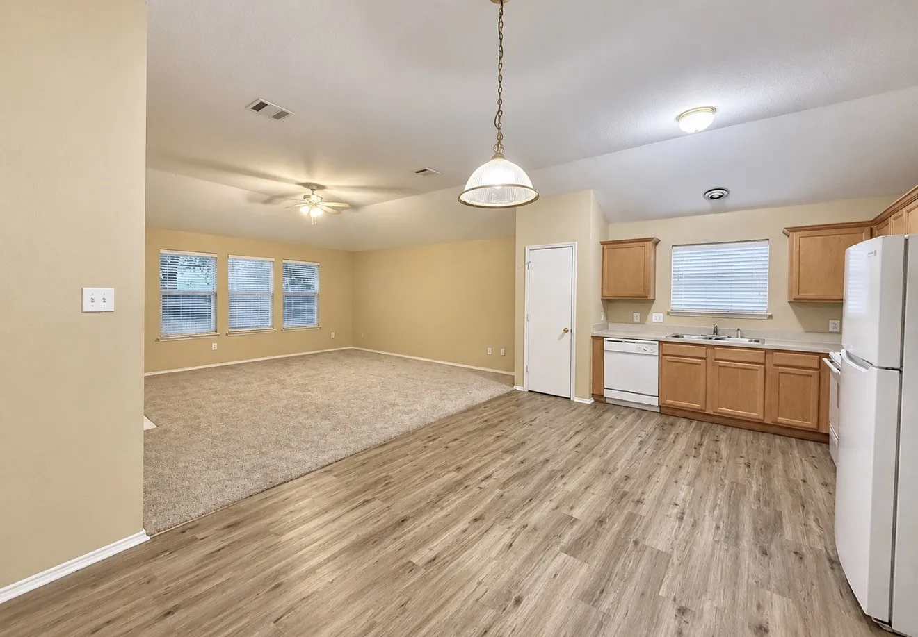Single Family Residence For Sale in Dallas County , 148 Spelt Lane, Dallas, Texas 75241, 3 Bedroom, 2 Bathroom, 2 Garage spaces, 1,651 Sqft, built in 2006, mls#21380085, Real Estate Agent in Dallas, Homes For Sale in Dallas county, Homes For Sale in Dallas, Realtor in Dallas Texas, Real Estate Brokerage Independent Realty Texas, Luminita Cordes Realtor