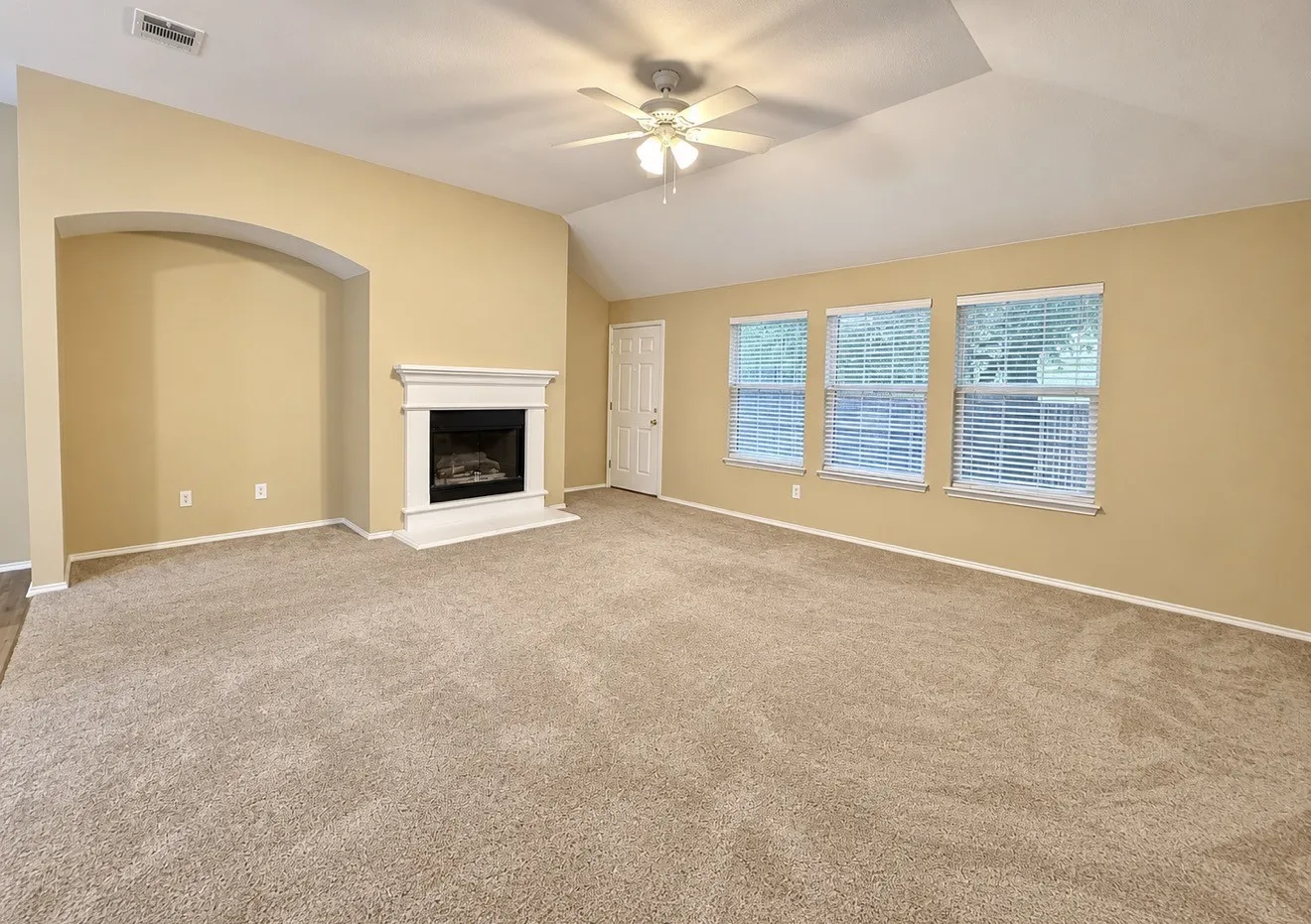 Single Family Residence For Sale in Dallas County , 148 Spelt Lane, Dallas, Texas 75241, 3 Bedroom, 2 Bathroom, 2 Garage spaces, 1,651 Sqft, built in 2006, mls#21380085, Real Estate Agent in Dallas, Homes For Sale in Dallas county, Homes For Sale in Dallas, Realtor in Dallas Texas, Real Estate Brokerage Independent Realty Texas, Luminita Cordes Realtor