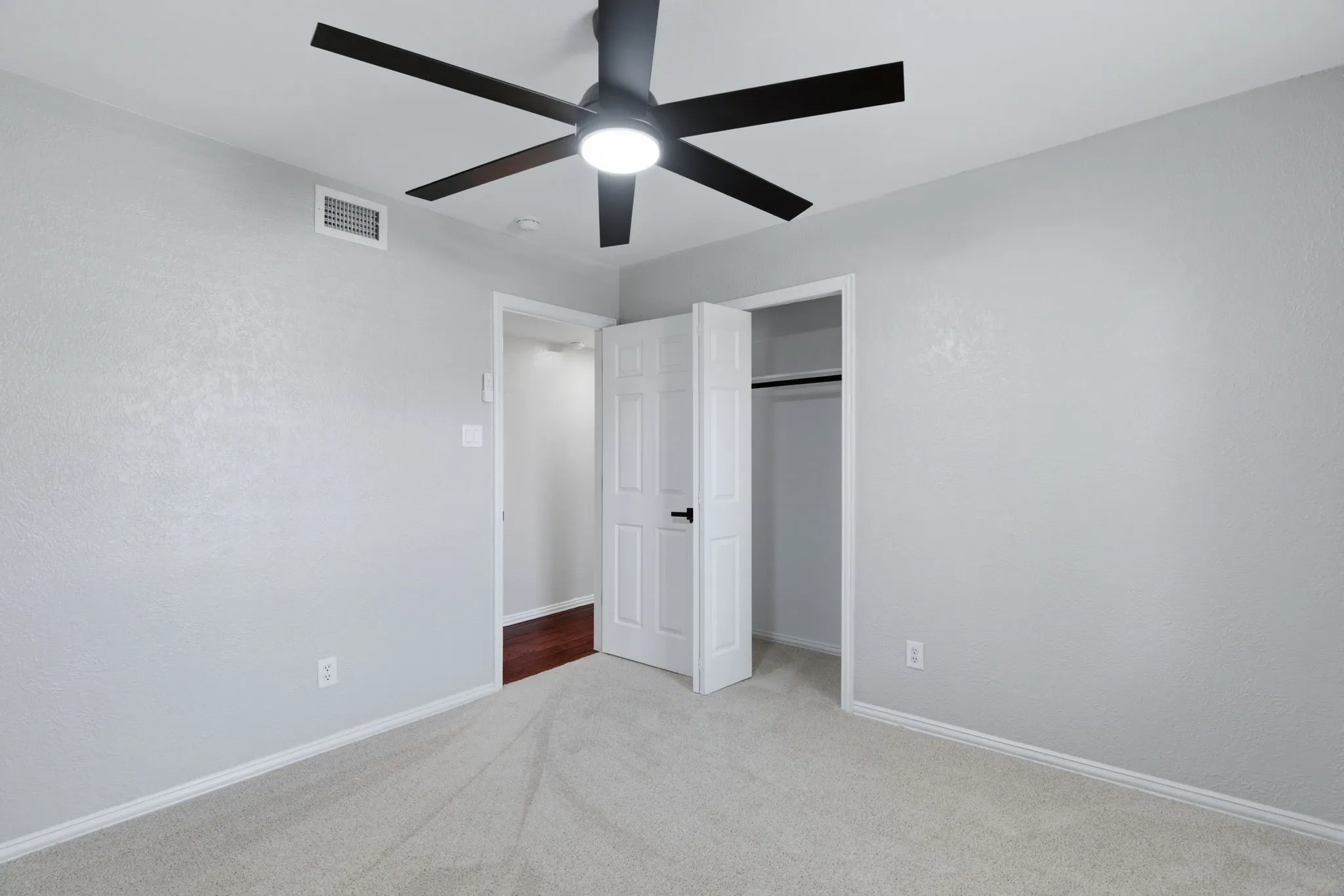 Single Family Residence For Sale in Denton County , 746 Red Wing Drive, Lewisville, Texas 75067, 3 Bedroom, 2 Bathroom, 2 Garage spaces, 1,506 Sqft, built in 1978, mls#21380095, Real Estate Agent in Lewisville, Homes For Sale in Denton county, Homes For Sale in Lewisville, Realtor in Lewisville Texas, Real Estate Brokerage Independent Realty Texas, Luminita Cordes Realtor