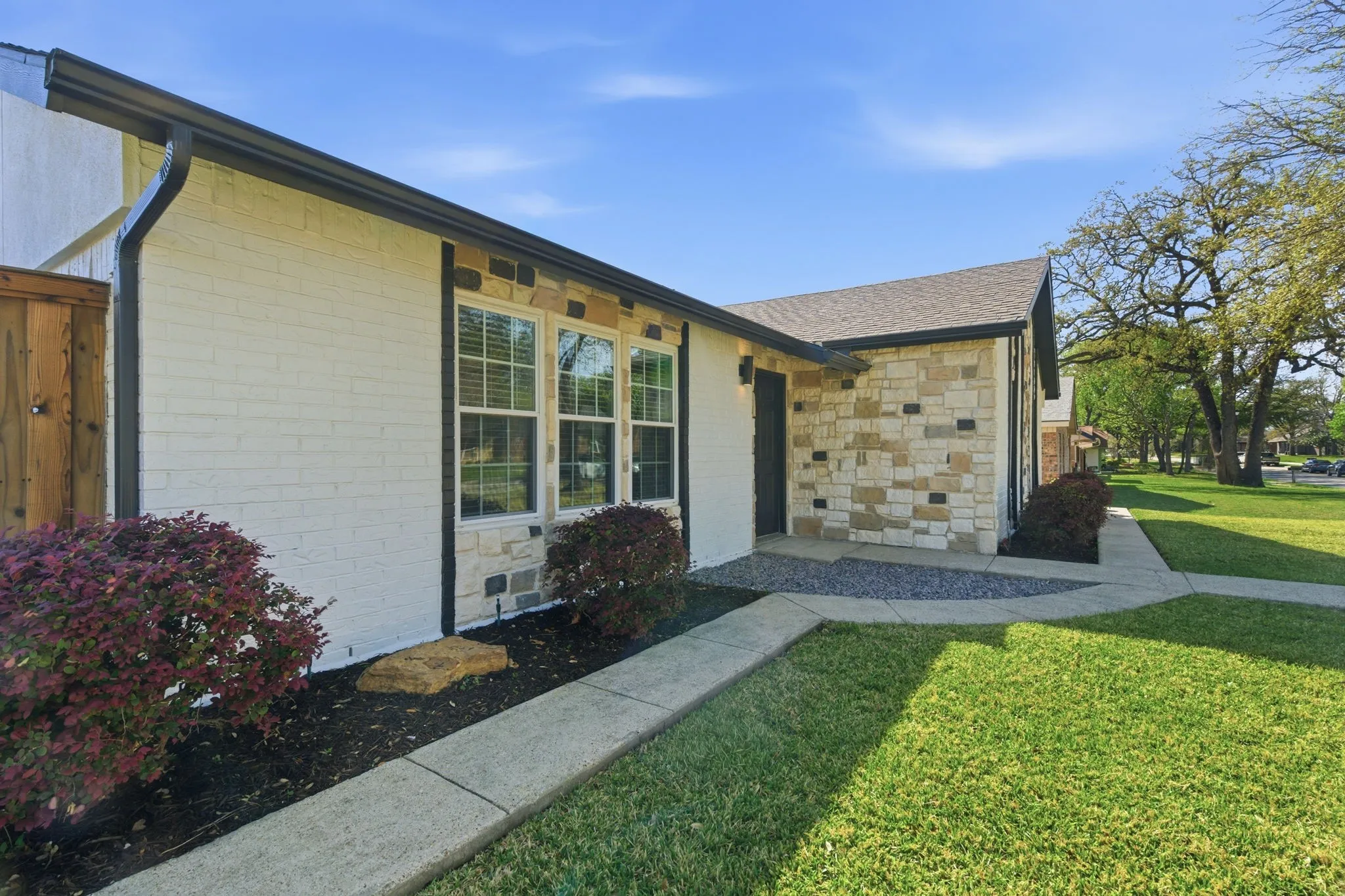 Single Family Residence For Sale in Denton County , 746 Red Wing Drive, Lewisville, Texas 75067, 3 Bedroom, 2 Bathroom, 2 Garage spaces, 1,506 Sqft, built in 1978, mls#21380095, Real Estate Agent in Lewisville, Homes For Sale in Denton county, Homes For Sale in Lewisville, Realtor in Lewisville Texas, Real Estate Brokerage Independent Realty Texas, Luminita Cordes Realtor