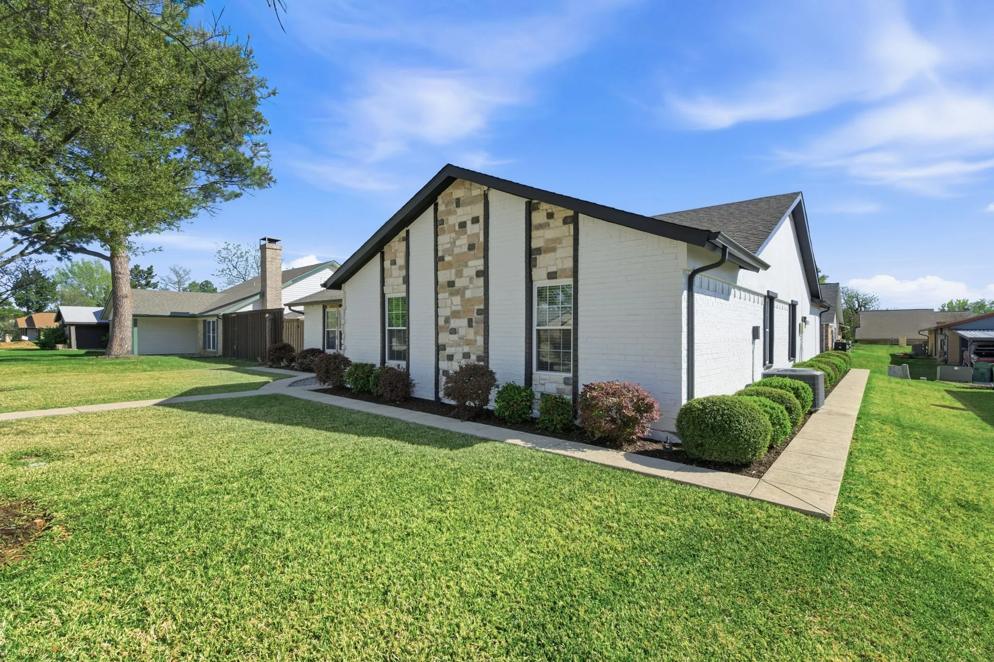 Single Family Residence For Sale in Denton County , 746 Red Wing Drive, Lewisville, Texas 75067, 3 Bedroom, 2 Bathroom, 2 Garage spaces, 1,506 Sqft, built in 1978, mls#21380095, Real Estate Agent in Lewisville, Homes For Sale in Denton county, Homes For Sale in Lewisville, Realtor in Lewisville Texas, Real Estate Brokerage Independent Realty Texas, Luminita Cordes Realtor