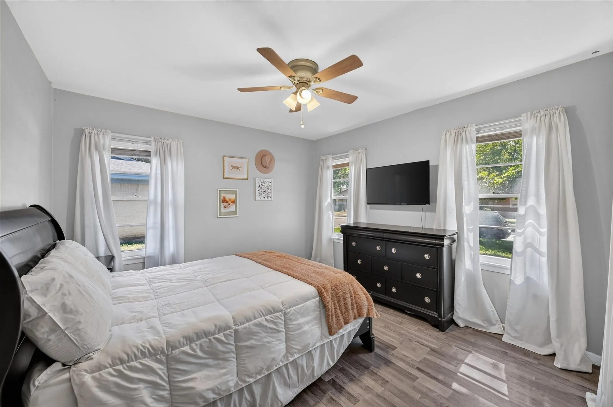 Single Family Residence For Sale in Tarrant County , 15 Page Street, Hurst, Texas 76053, 3 Bedroom, 2 Bathroom, 2 Garage spaces, 1,241 Sqft, built in 1959, mls#21379398, Real Estate Agent in Hurst, Homes For Sale in Tarrant county, Homes For Sale in Hurst, Realtor in Hurst Texas, Real Estate Brokerage Independent Realty Texas, Luminita Cordes Realtor