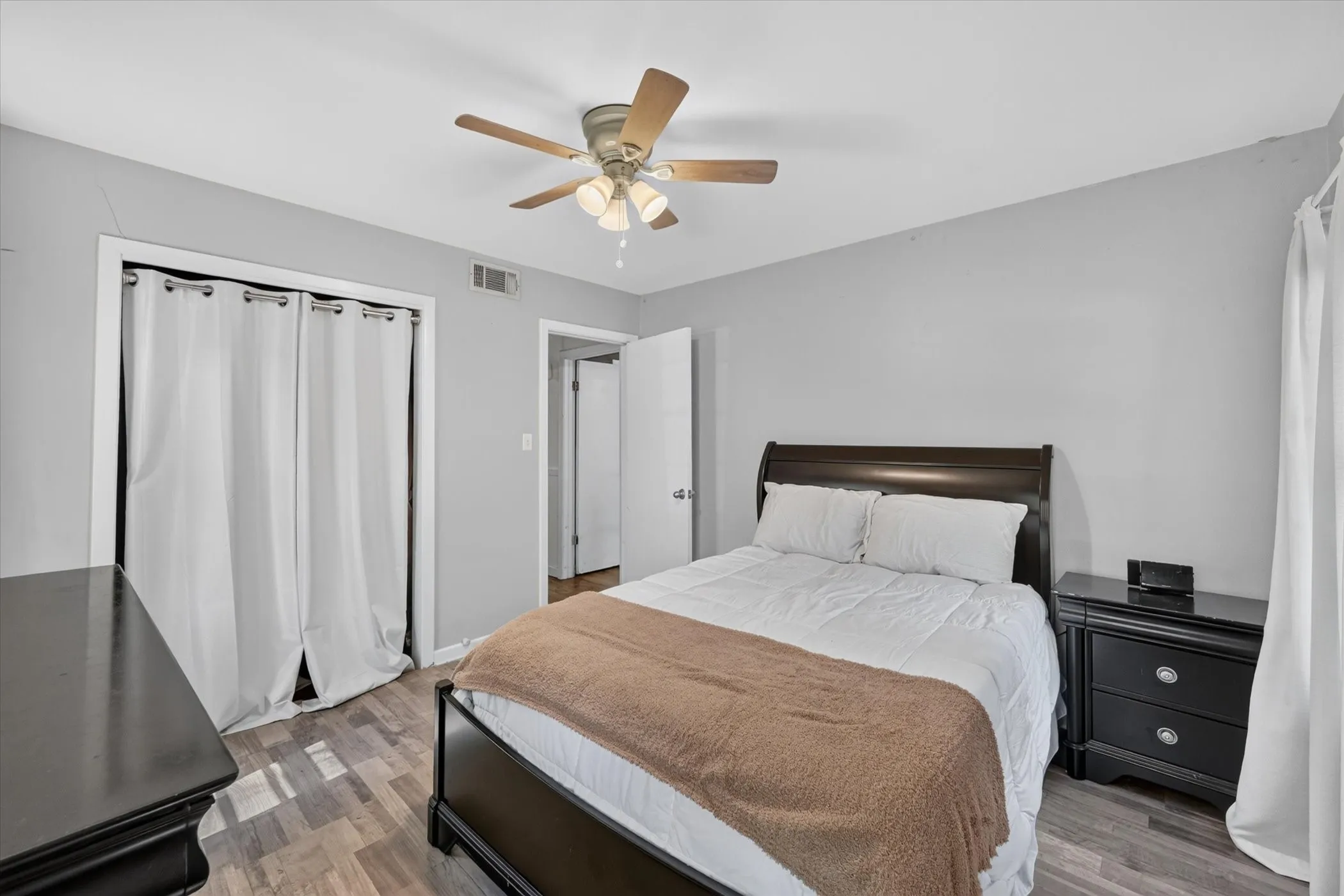 Single Family Residence For Sale in Tarrant County , 15 Page Street, Hurst, Texas 76053, 3 Bedroom, 2 Bathroom, 2 Garage spaces, 1,241 Sqft, built in 1959, mls#21379398, Real Estate Agent in Hurst, Homes For Sale in Tarrant county, Homes For Sale in Hurst, Realtor in Hurst Texas, Real Estate Brokerage Independent Realty Texas, Luminita Cordes Realtor
