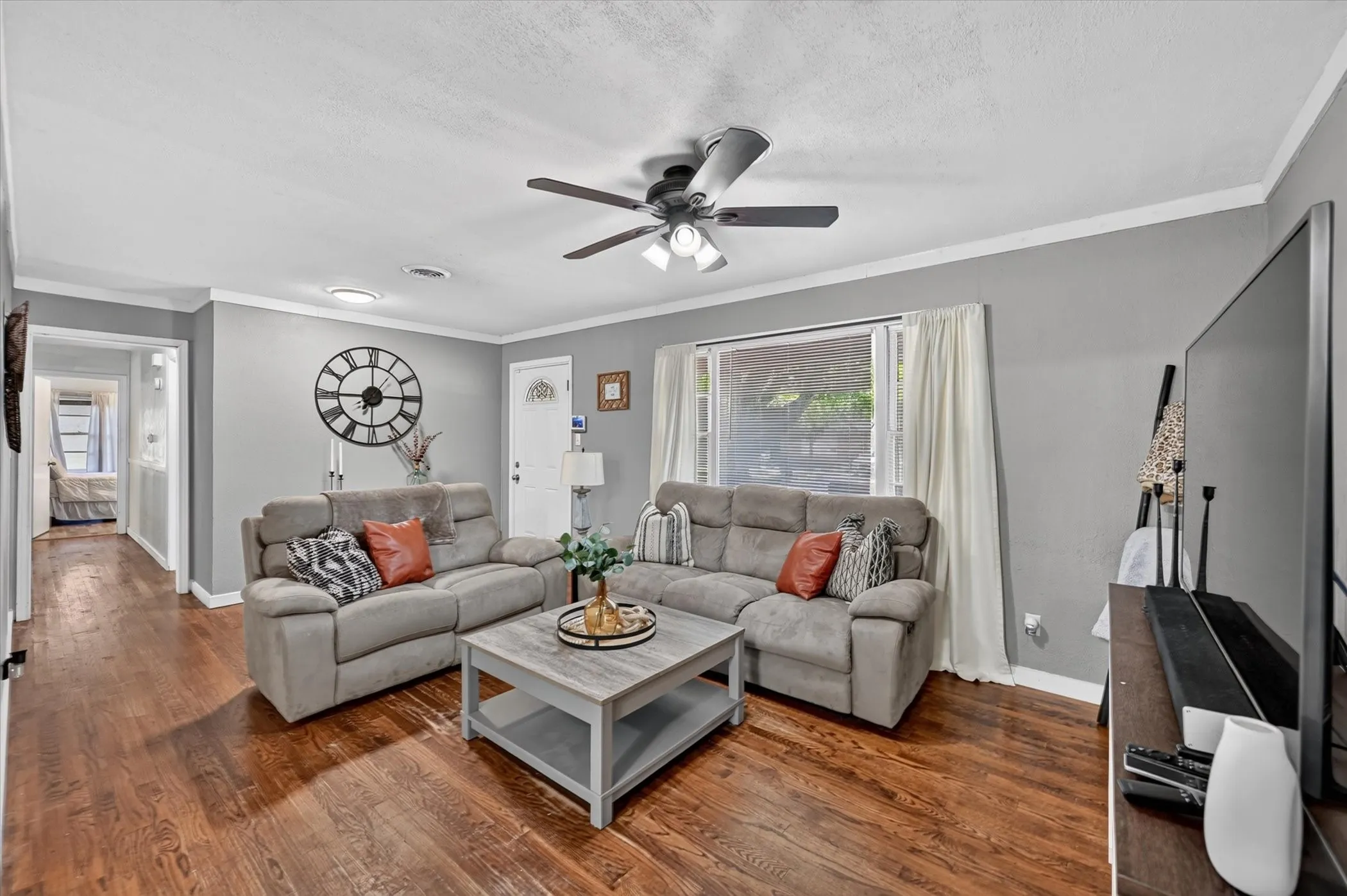 Single Family Residence For Sale in Tarrant County , 15 Page Street, Hurst, Texas 76053, 3 Bedroom, 2 Bathroom, 2 Garage spaces, 1,241 Sqft, built in 1959, mls#21379398, Real Estate Agent in Hurst, Homes For Sale in Tarrant county, Homes For Sale in Hurst, Realtor in Hurst Texas, Real Estate Brokerage Independent Realty Texas, Luminita Cordes Realtor