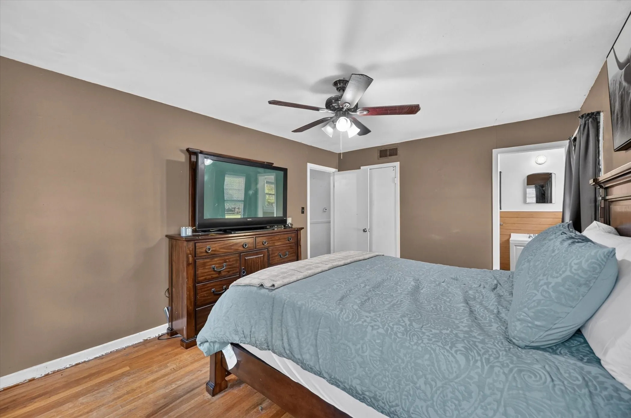 Single Family Residence For Sale in Tarrant County , 15 Page Street, Hurst, Texas 76053, 3 Bedroom, 2 Bathroom, 2 Garage spaces, 1,241 Sqft, built in 1959, mls#21379398, Real Estate Agent in Hurst, Homes For Sale in Tarrant county, Homes For Sale in Hurst, Realtor in Hurst Texas, Real Estate Brokerage Independent Realty Texas, Luminita Cordes Realtor