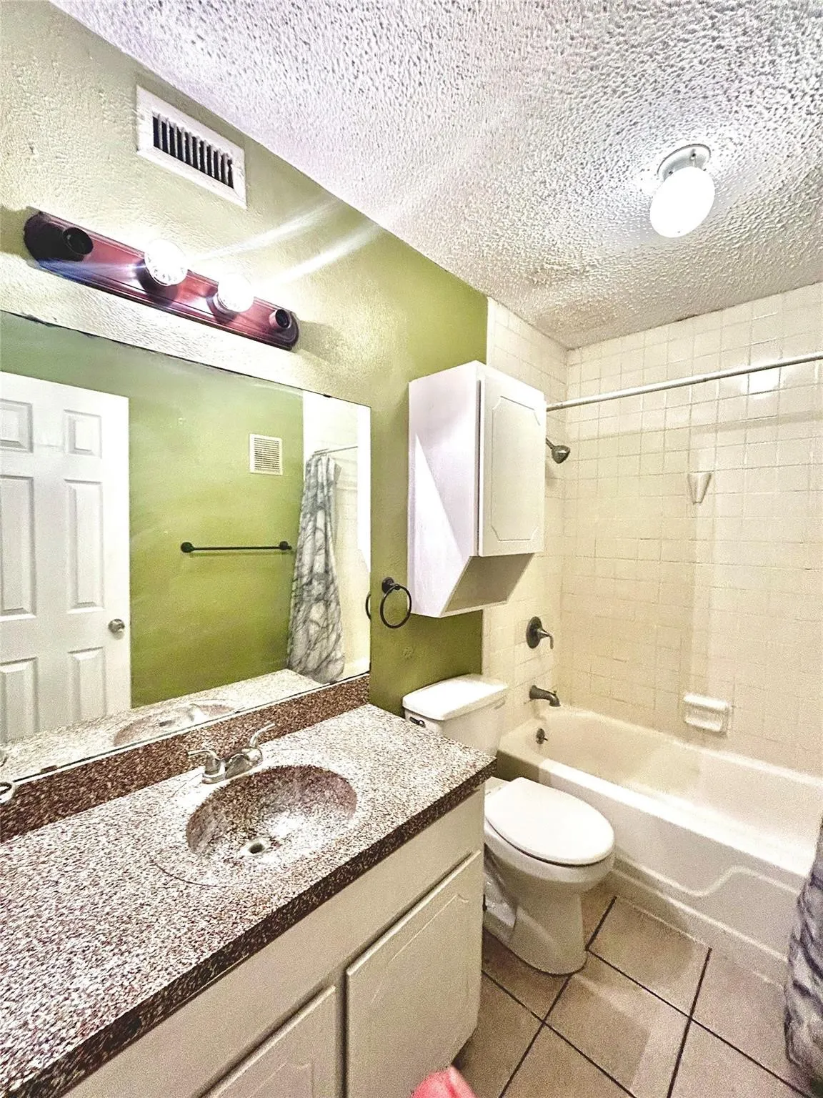 Condominium For Sale in Tarrant County , 5530 Boca Raton Boulevard 189, Fort Worth, Texas 76112, 2 Bedroom, 2 Bathroom, Garage spaces, 1,010 Sqft, built in 1972, mls#21380089, Real Estate Agent in Fort Worth, Homes For Sale in Tarrant county, Homes For Sale in Fort Worth, Realtor in Fort Worth Texas, Real Estate Brokerage Independent Realty Texas, Luminita Cordes Realtor