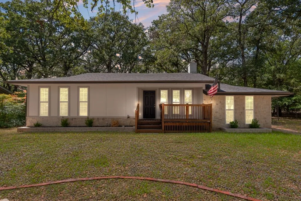 Single Family Residence For Sale in Hunt County , 1345 Tawakoni Drive, West Tawakoni, Texas 75474, 4 Bedroom, 2 Bathroom, Garage spaces, 1,786 Sqft, built in 1968, mls#21374570, Real Estate Agent in West Tawakoni, Homes For Sale in Hunt county, Homes For Sale in West Tawakoni, Realtor in West Tawakoni Texas, Real Estate Brokerage Independent Realty Texas, Luminita Cordes Realtor
