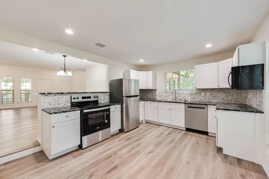 Single Family Residence For Sale in Hunt County , 1345 Tawakoni Drive, West Tawakoni, Texas 75474, 4 Bedroom, 2 Bathroom, Garage spaces, 1,786 Sqft, built in 1968, mls#21374570, Real Estate Agent in West Tawakoni, Homes For Sale in Hunt county, Homes For Sale in West Tawakoni, Realtor in West Tawakoni Texas, Real Estate Brokerage Independent Realty Texas, Luminita Cordes Realtor