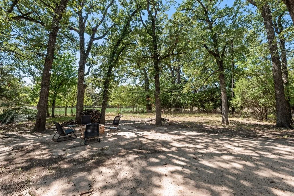 Single Family Residence For Sale in Hunt County , 1345 Tawakoni Drive, West Tawakoni, Texas 75474, 4 Bedroom, 2 Bathroom, Garage spaces, 1,786 Sqft, built in 1968, mls#21374570, Real Estate Agent in West Tawakoni, Homes For Sale in Hunt county, Homes For Sale in West Tawakoni, Realtor in West Tawakoni Texas, Real Estate Brokerage Independent Realty Texas, Luminita Cordes Realtor
