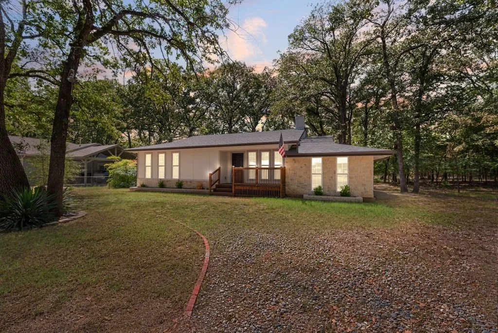 Single Family Residence For Sale in Hunt County , 1345 Tawakoni Drive, West Tawakoni, Texas 75474, 4 Bedroom, 2 Bathroom, Garage spaces, 1,786 Sqft, built in 1968, mls#21374570, Real Estate Agent in West Tawakoni, Homes For Sale in Hunt county, Homes For Sale in West Tawakoni, Realtor in West Tawakoni Texas, Real Estate Brokerage Independent Realty Texas, Luminita Cordes Realtor