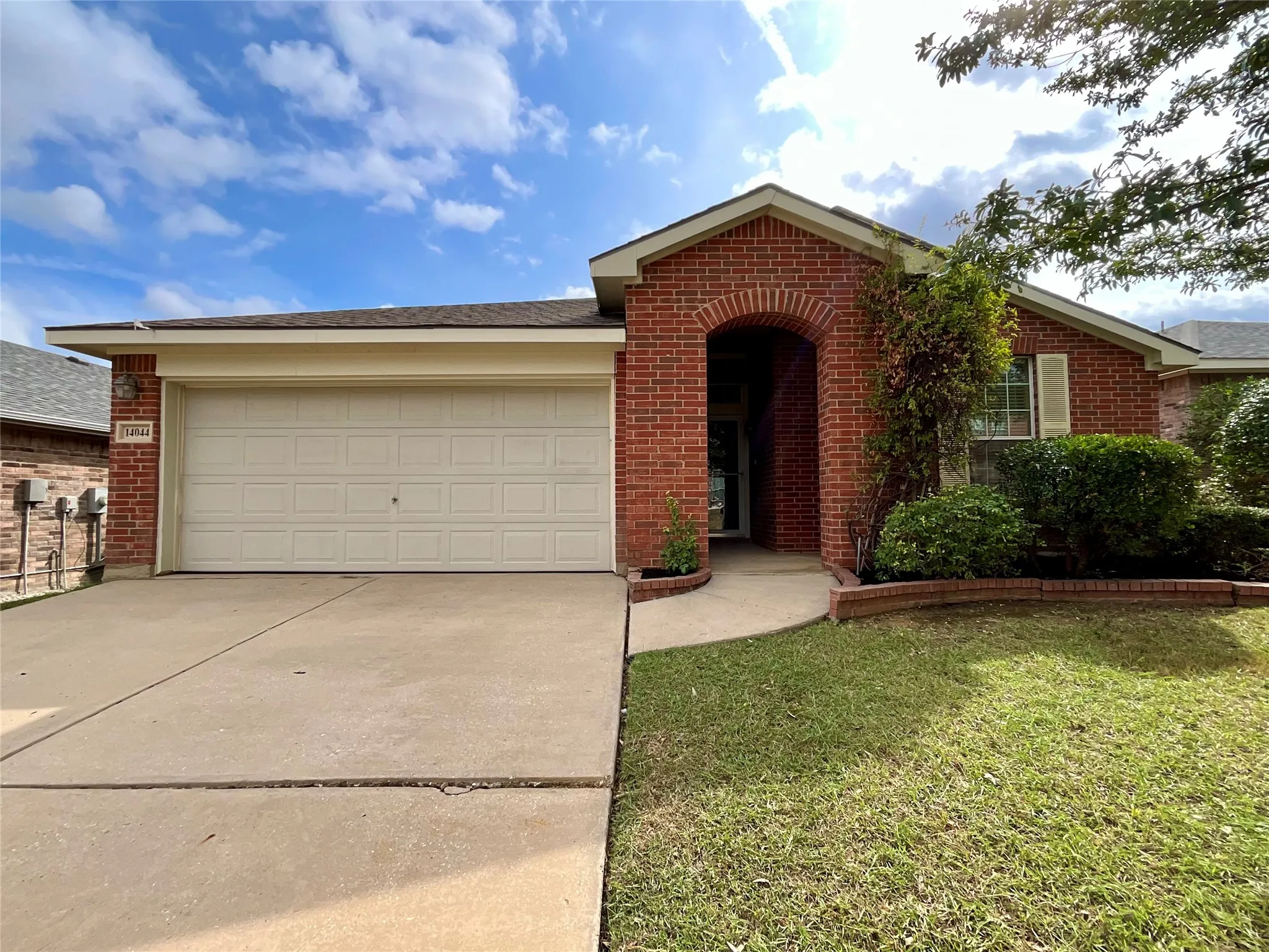 Single Family Residence For Sale in Tarrant County , 14044 Fontana Road, Fort Worth, Texas 76262, 3 Bedroom, 2 Bathroom, 2 Garage spaces, 1,396 Sqft, built in 2005, mls#21380103, Real Estate Agent in Fort Worth, Homes For Sale in Tarrant county, Homes For Sale in Fort Worth, Realtor in Fort Worth Texas, Real Estate Brokerage Independent Realty Texas, Luminita Cordes Realtor
