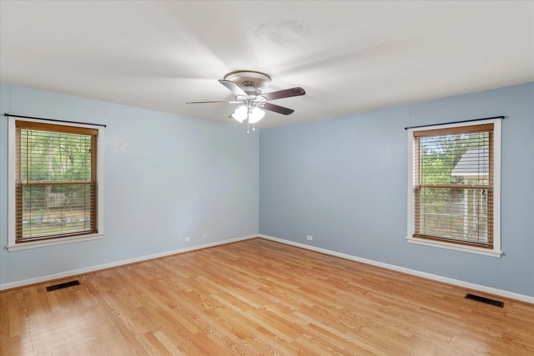 Single Family Residence For Sale in Titus County , 405 Redbud Lane, Mt Pleasant, Texas 75455, 3 Bedroom, 2 Bathroom, Garage spaces, 2,218 Sqft, built in 1962, mls#21376821, Real Estate Agent in Mt Pleasant, Homes For Sale in Titus county, Homes For Sale in Mt Pleasant, Realtor in Mt Pleasant Texas, Real Estate Brokerage Independent Realty Texas, Luminita Cordes Realtor