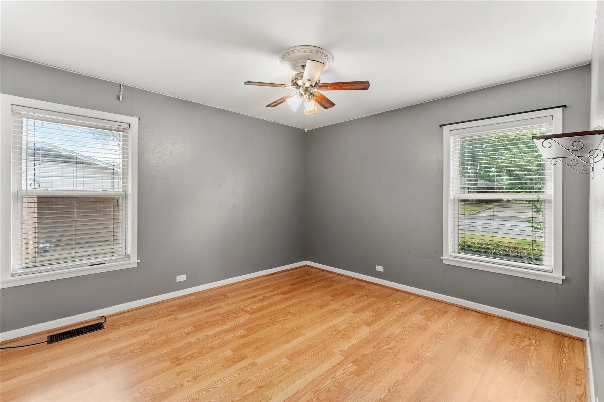 Single Family Residence For Sale in Titus County , 405 Redbud Lane, Mt Pleasant, Texas 75455, 3 Bedroom, 2 Bathroom, Garage spaces, 2,218 Sqft, built in 1962, mls#21376821, Real Estate Agent in Mt Pleasant, Homes For Sale in Titus county, Homes For Sale in Mt Pleasant, Realtor in Mt Pleasant Texas, Real Estate Brokerage Independent Realty Texas, Luminita Cordes Realtor