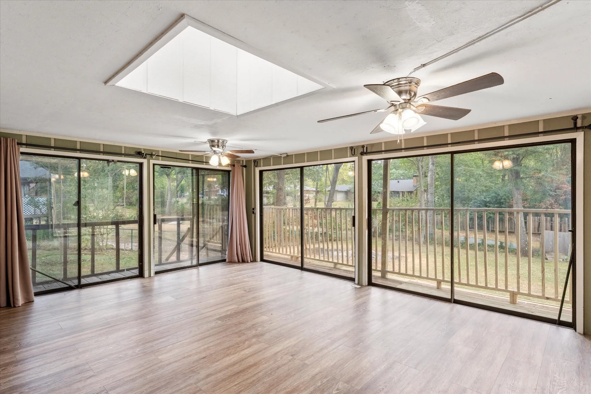 Single Family Residence For Sale in Titus County , 405 Redbud Lane, Mt Pleasant, Texas 75455, 3 Bedroom, 2 Bathroom, Garage spaces, 2,218 Sqft, built in 1962, mls#21376821, Real Estate Agent in Mt Pleasant, Homes For Sale in Titus county, Homes For Sale in Mt Pleasant, Realtor in Mt Pleasant Texas, Real Estate Brokerage Independent Realty Texas, Luminita Cordes Realtor