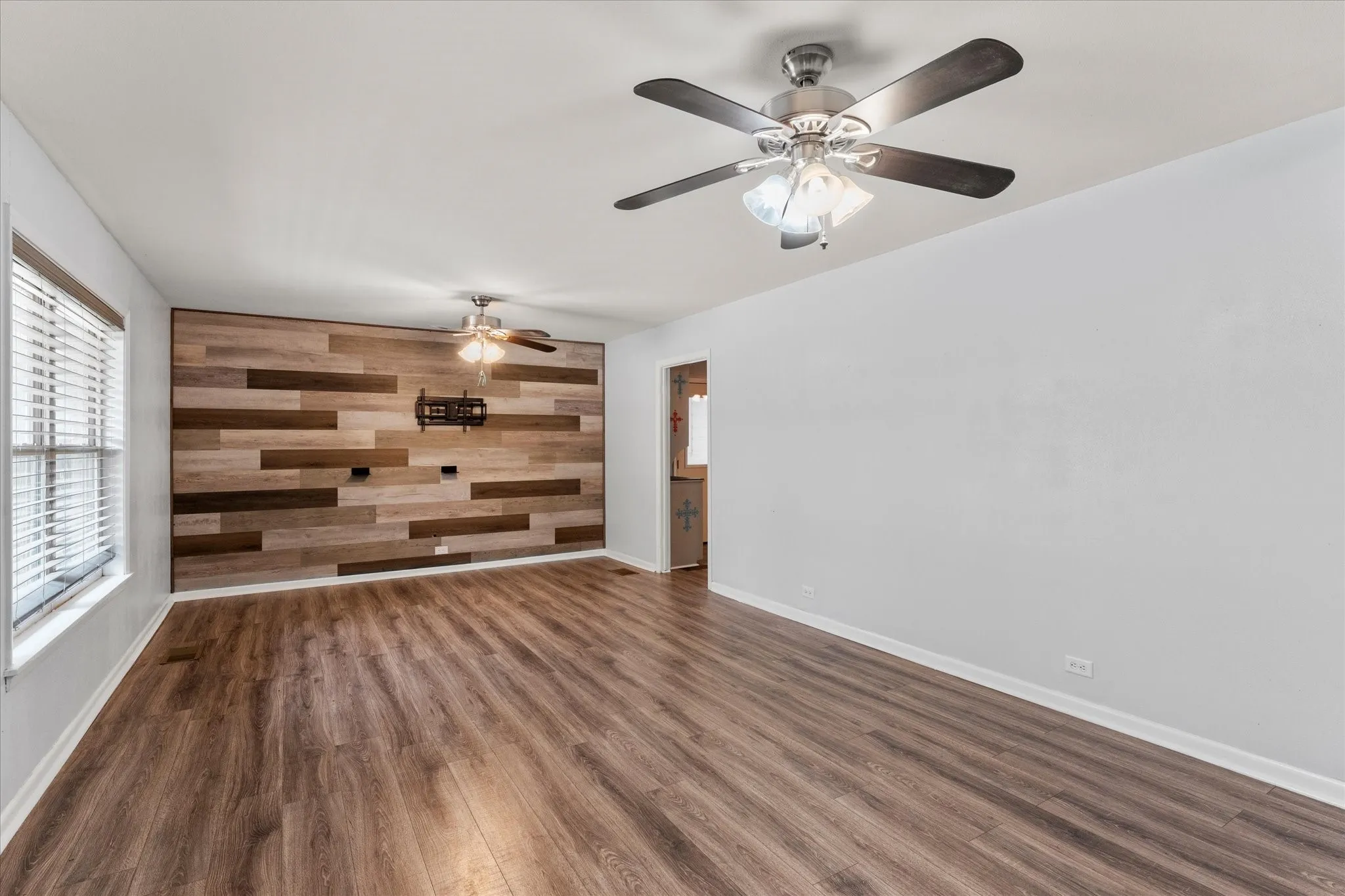 Single Family Residence For Sale in Titus County , 405 Redbud Lane, Mt Pleasant, Texas 75455, 3 Bedroom, 2 Bathroom, Garage spaces, 2,218 Sqft, built in 1962, mls#21376821, Real Estate Agent in Mt Pleasant, Homes For Sale in Titus county, Homes For Sale in Mt Pleasant, Realtor in Mt Pleasant Texas, Real Estate Brokerage Independent Realty Texas, Luminita Cordes Realtor