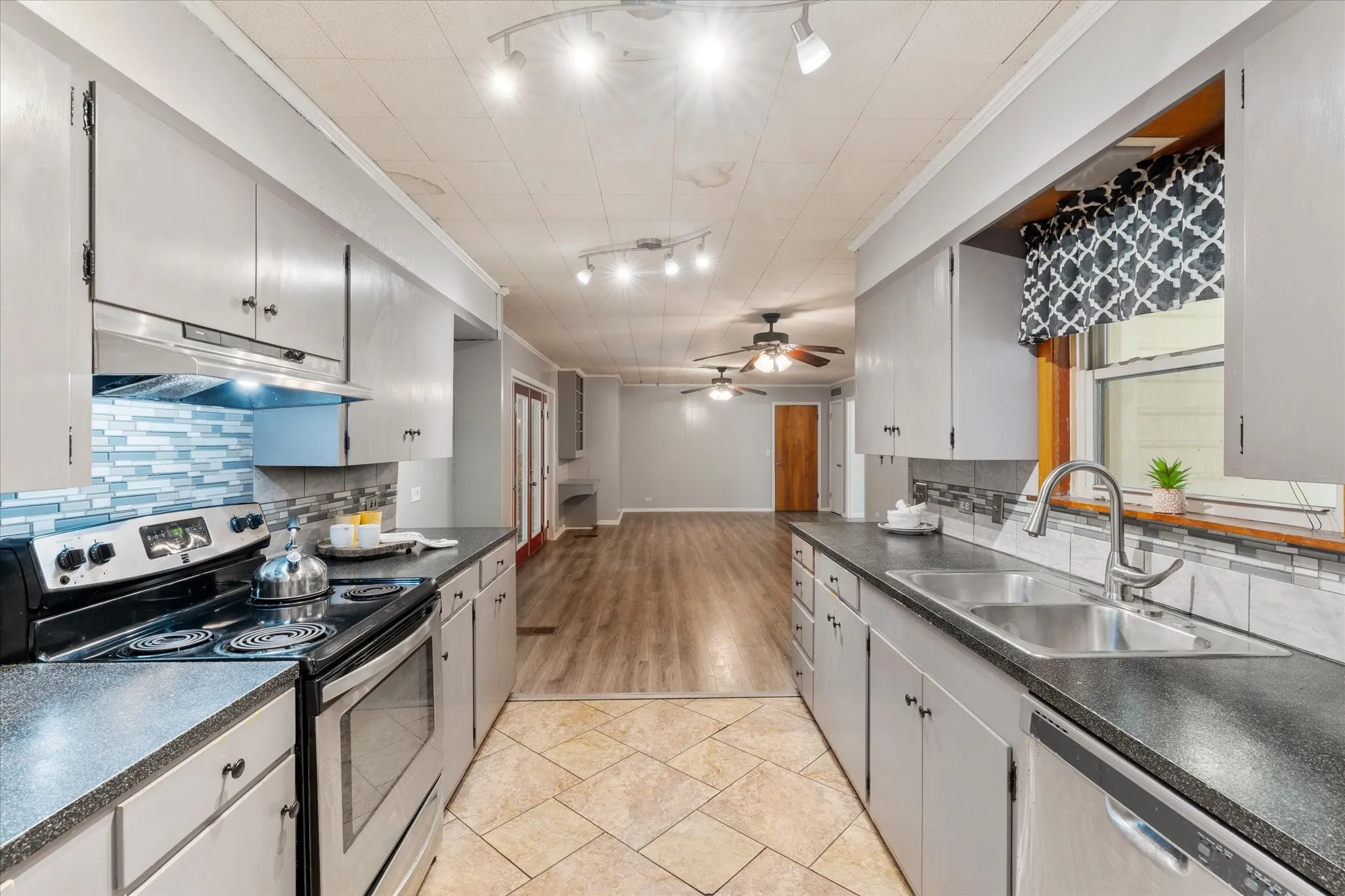 Single Family Residence For Sale in Titus County , 405 Redbud Lane, Mt Pleasant, Texas 75455, 3 Bedroom, 2 Bathroom, Garage spaces, 2,218 Sqft, built in 1962, mls#21376821, Real Estate Agent in Mt Pleasant, Homes For Sale in Titus county, Homes For Sale in Mt Pleasant, Realtor in Mt Pleasant Texas, Real Estate Brokerage Independent Realty Texas, Luminita Cordes Realtor