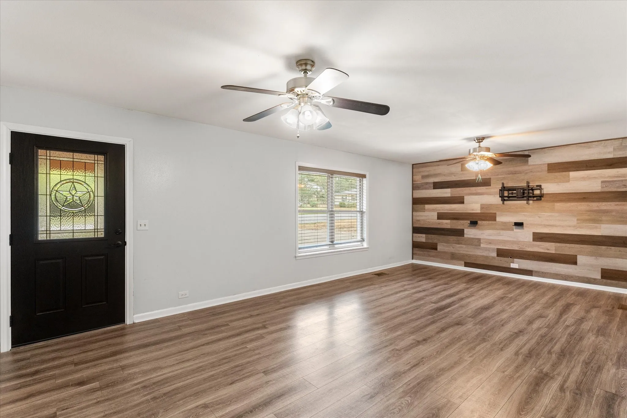 Single Family Residence For Sale in Titus County , 405 Redbud Lane, Mt Pleasant, Texas 75455, 3 Bedroom, 2 Bathroom, Garage spaces, 2,218 Sqft, built in 1962, mls#21376821, Real Estate Agent in Mt Pleasant, Homes For Sale in Titus county, Homes For Sale in Mt Pleasant, Realtor in Mt Pleasant Texas, Real Estate Brokerage Independent Realty Texas, Luminita Cordes Realtor