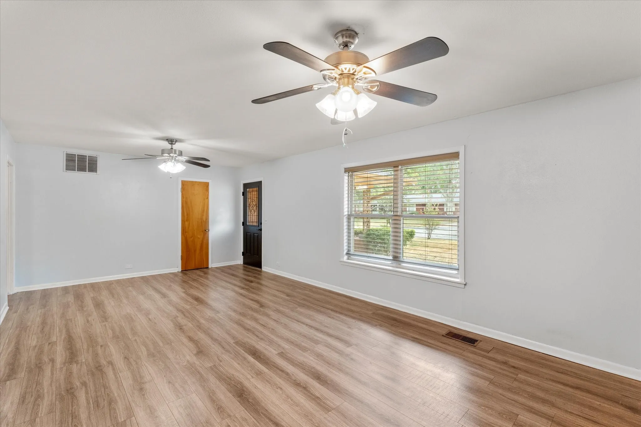 Single Family Residence For Sale in Titus County , 405 Redbud Lane, Mt Pleasant, Texas 75455, 3 Bedroom, 2 Bathroom, Garage spaces, 2,218 Sqft, built in 1962, mls#21376821, Real Estate Agent in Mt Pleasant, Homes For Sale in Titus county, Homes For Sale in Mt Pleasant, Realtor in Mt Pleasant Texas, Real Estate Brokerage Independent Realty Texas, Luminita Cordes Realtor