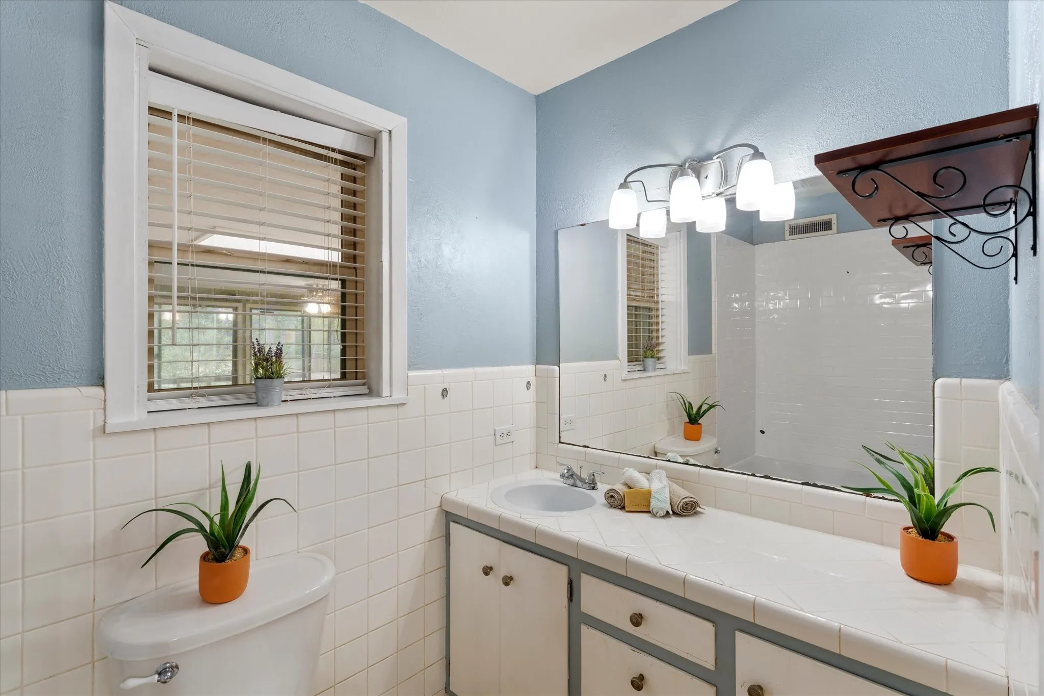 Single Family Residence For Sale in Titus County , 405 Redbud Lane, Mt Pleasant, Texas 75455, 3 Bedroom, 2 Bathroom, Garage spaces, 2,218 Sqft, built in 1962, mls#21376821, Real Estate Agent in Mt Pleasant, Homes For Sale in Titus county, Homes For Sale in Mt Pleasant, Realtor in Mt Pleasant Texas, Real Estate Brokerage Independent Realty Texas, Luminita Cordes Realtor