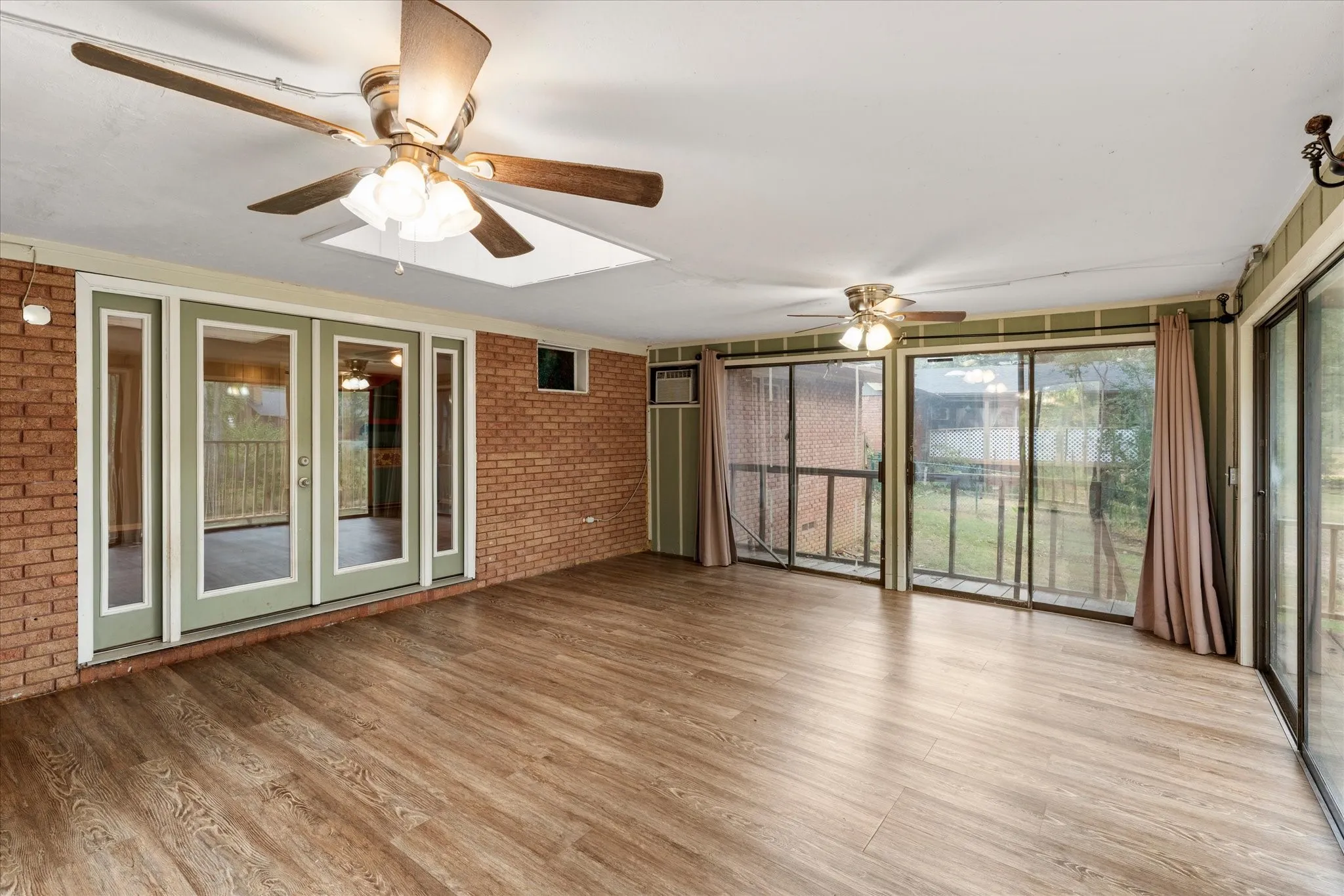 Single Family Residence For Sale in Titus County , 405 Redbud Lane, Mt Pleasant, Texas 75455, 3 Bedroom, 2 Bathroom, Garage spaces, 2,218 Sqft, built in 1962, mls#21376821, Real Estate Agent in Mt Pleasant, Homes For Sale in Titus county, Homes For Sale in Mt Pleasant, Realtor in Mt Pleasant Texas, Real Estate Brokerage Independent Realty Texas, Luminita Cordes Realtor