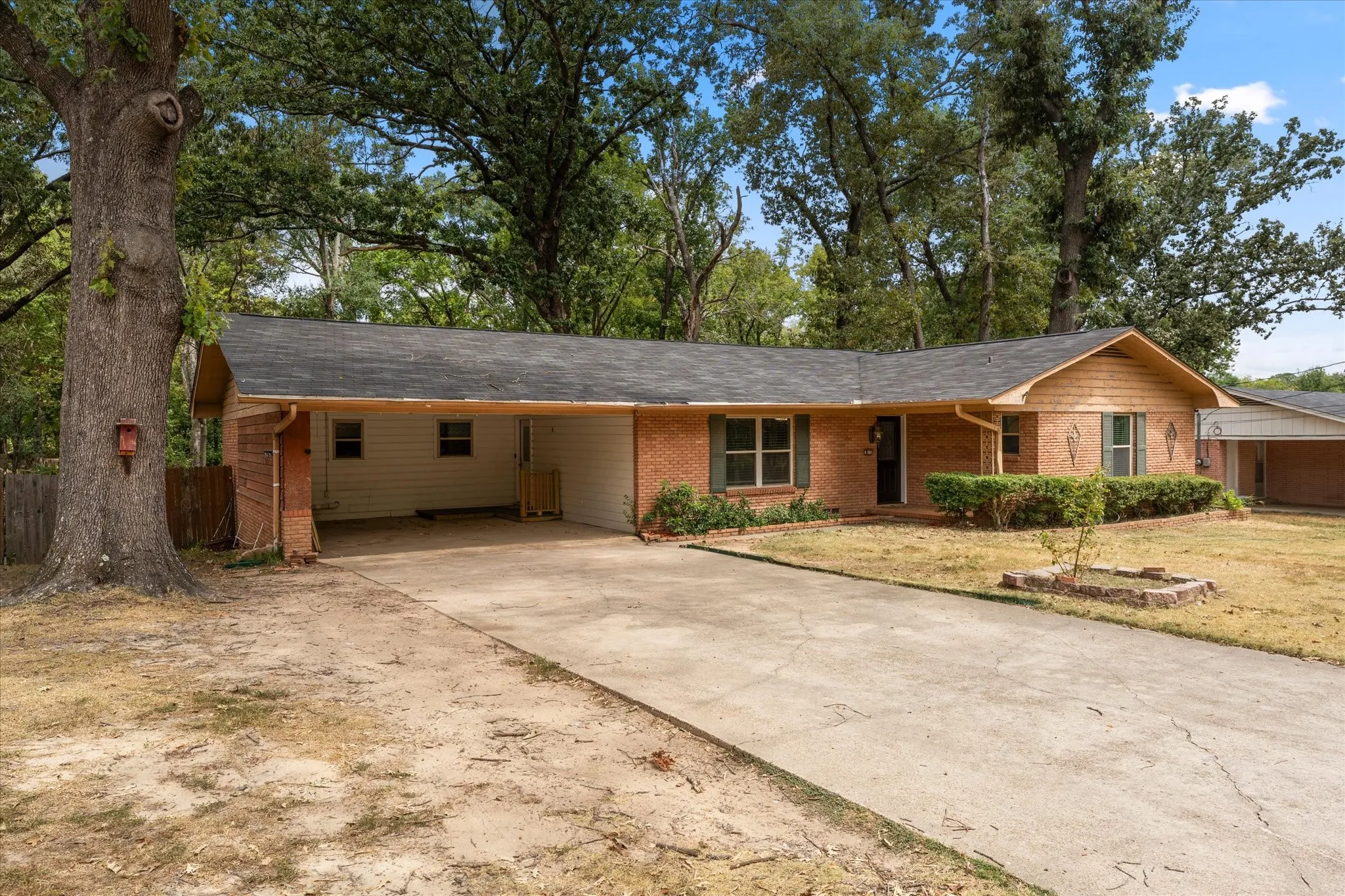 Single Family Residence For Sale in Titus County , 405 Redbud Lane, Mt Pleasant, Texas 75455, 3 Bedroom, 2 Bathroom, Garage spaces, 2,218 Sqft, built in 1962, mls#21376821, Real Estate Agent in Mt Pleasant, Homes For Sale in Titus county, Homes For Sale in Mt Pleasant, Realtor in Mt Pleasant Texas, Real Estate Brokerage Independent Realty Texas, Luminita Cordes Realtor