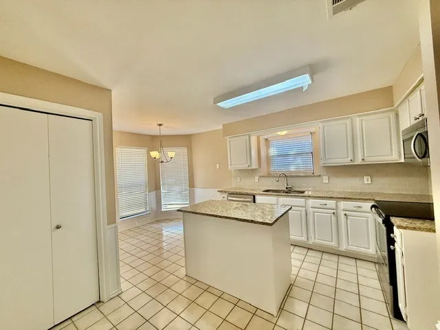 Island with washer dryer closet in kitchen area