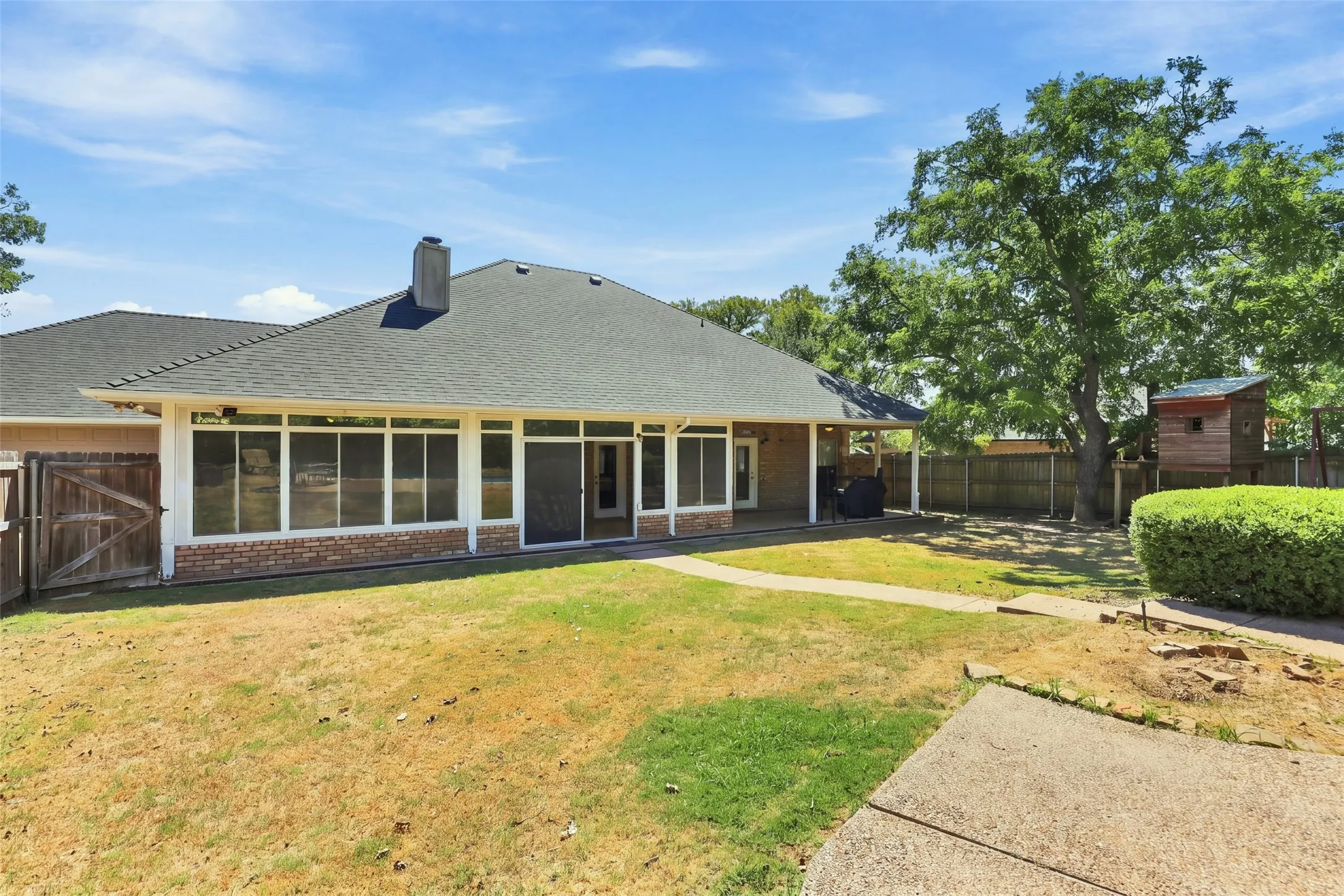 Single Family Residence For Sale in Hood County , 9014 Woodlawn Drive, Granbury, Texas 76049, 3 Bedroom, 3 Bathroom, 2 Garage spaces, 2,307 Sqft, built in 1999, mls#21375127, Real Estate Agent in Granbury, Homes For Sale in Hood county, Homes For Sale in Granbury, Realtor in Granbury Texas, Real Estate Brokerage Independent Realty Texas, Luminita Cordes Realtor