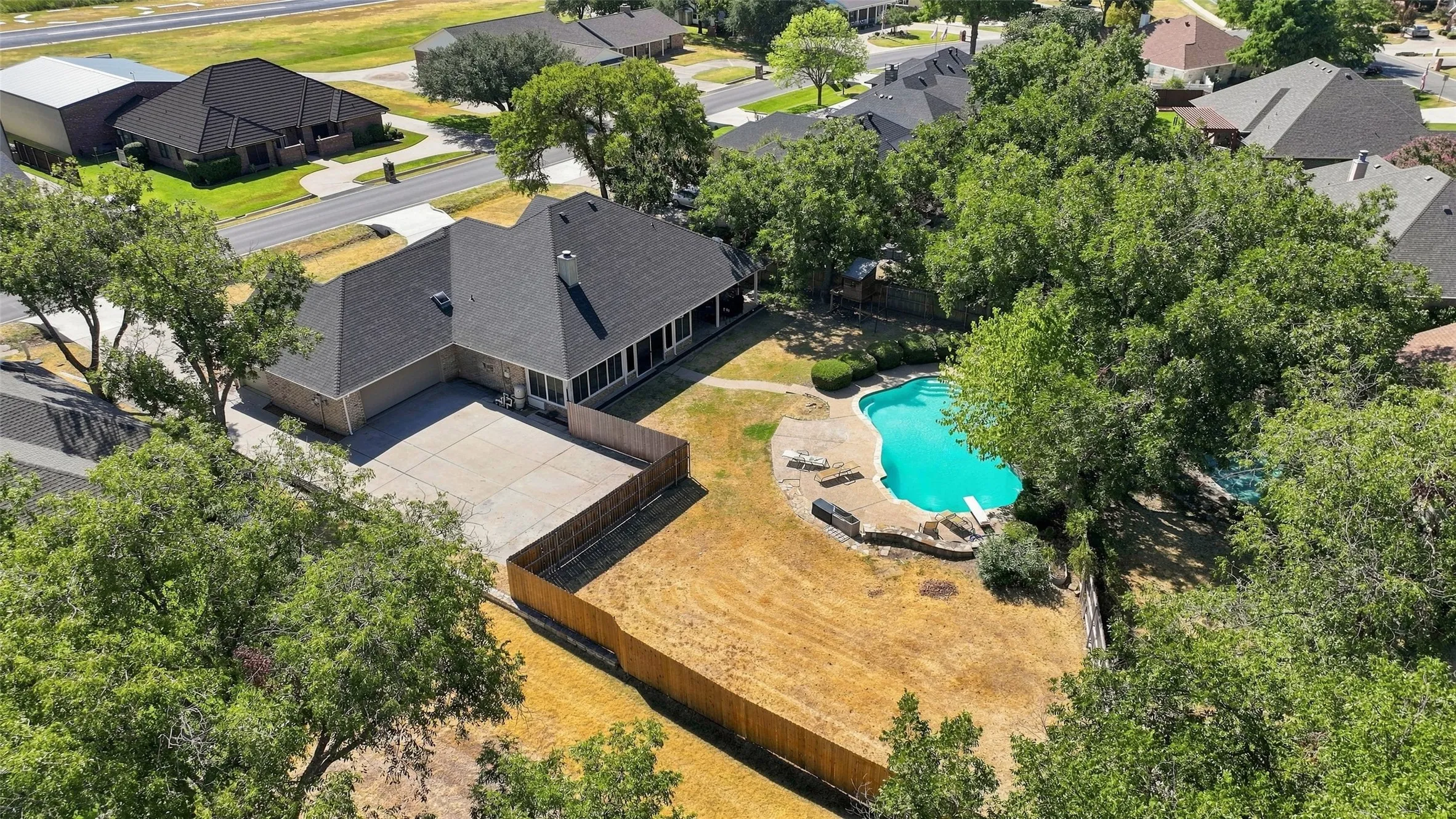 Single Family Residence For Sale in Hood County , 9014 Woodlawn Drive, Granbury, Texas 76049, 3 Bedroom, 3 Bathroom, 2 Garage spaces, 2,307 Sqft, built in 1999, mls#21375127, Real Estate Agent in Granbury, Homes For Sale in Hood county, Homes For Sale in Granbury, Realtor in Granbury Texas, Real Estate Brokerage Independent Realty Texas, Luminita Cordes Realtor