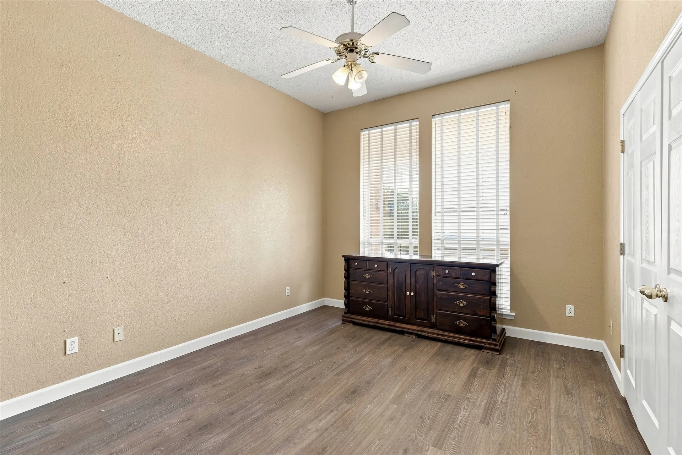 Single Family Residence For Sale in Hood County , 9014 Woodlawn Drive, Granbury, Texas 76049, 3 Bedroom, 3 Bathroom, 2 Garage spaces, 2,307 Sqft, built in 1999, mls#21375127, Real Estate Agent in Granbury, Homes For Sale in Hood county, Homes For Sale in Granbury, Realtor in Granbury Texas, Real Estate Brokerage Independent Realty Texas, Luminita Cordes Realtor