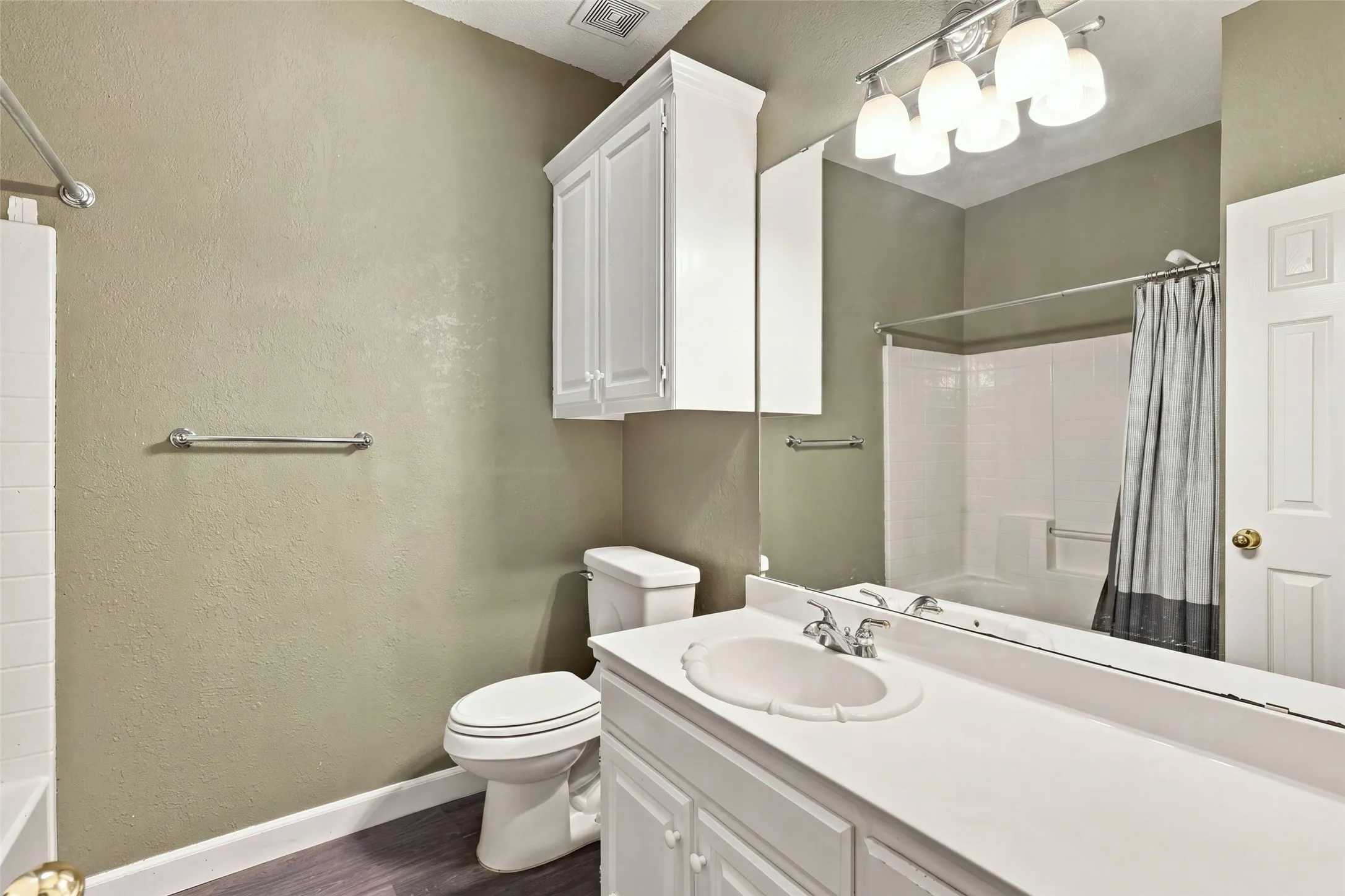 Single Family Residence For Sale in Hood County , 9014 Woodlawn Drive, Granbury, Texas 76049, 3 Bedroom, 3 Bathroom, 2 Garage spaces, 2,307 Sqft, built in 1999, mls#21375127, Real Estate Agent in Granbury, Homes For Sale in Hood county, Homes For Sale in Granbury, Realtor in Granbury Texas, Real Estate Brokerage Independent Realty Texas, Luminita Cordes Realtor