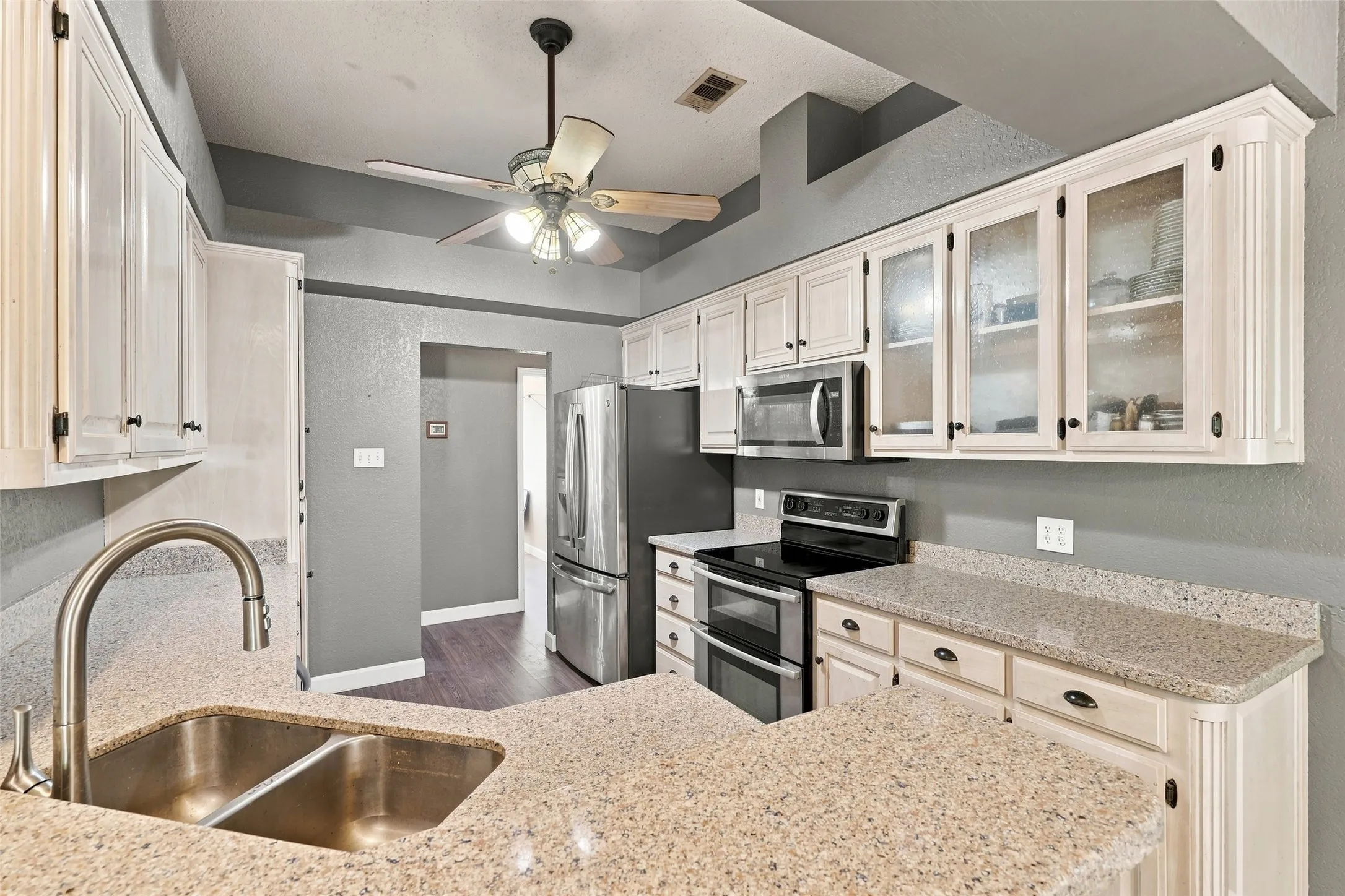 Single Family Residence For Sale in Hood County , 9014 Woodlawn Drive, Granbury, Texas 76049, 3 Bedroom, 3 Bathroom, 2 Garage spaces, 2,307 Sqft, built in 1999, mls#21375127, Real Estate Agent in Granbury, Homes For Sale in Hood county, Homes For Sale in Granbury, Realtor in Granbury Texas, Real Estate Brokerage Independent Realty Texas, Luminita Cordes Realtor