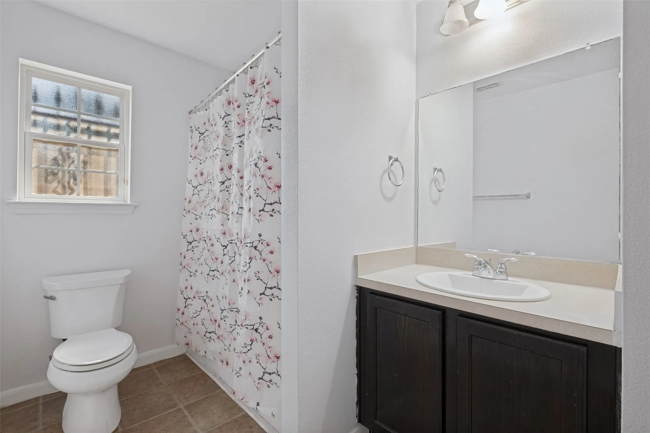 Single Family Residence For Rent in Dallas County , 1720 Pueblo Street, Dallas, Texas 75212, 3 Bedroom, 2 Bathroom, 1 Garage spaces, 1,348 Sqft, built in 2011, mls#21380105, Real Estate Agent in Dallas, Homes For Rent in Dallas county, Homes For Rent in Dallas, Realtor in Dallas Texas, Real Estate Brokerage Independent Realty Texas, Luminita Cordes Realtor