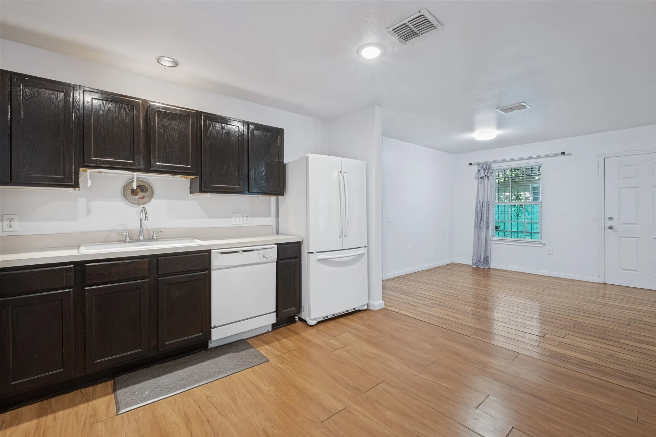 Single Family Residence For Rent in Dallas County , 1720 Pueblo Street, Dallas, Texas 75212, 3 Bedroom, 2 Bathroom, 1 Garage spaces, 1,348 Sqft, built in 2011, mls#21380105, Real Estate Agent in Dallas, Homes For Rent in Dallas county, Homes For Rent in Dallas, Realtor in Dallas Texas, Real Estate Brokerage Independent Realty Texas, Luminita Cordes Realtor