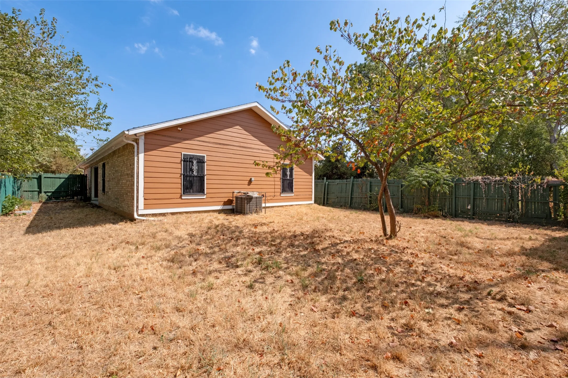 Single Family Residence For Rent in Dallas County , 1720 Pueblo Street, Dallas, Texas 75212, 3 Bedroom, 2 Bathroom, 1 Garage spaces, 1,348 Sqft, built in 2011, mls#21380105, Real Estate Agent in Dallas, Homes For Rent in Dallas county, Homes For Rent in Dallas, Realtor in Dallas Texas, Real Estate Brokerage Independent Realty Texas, Luminita Cordes Realtor