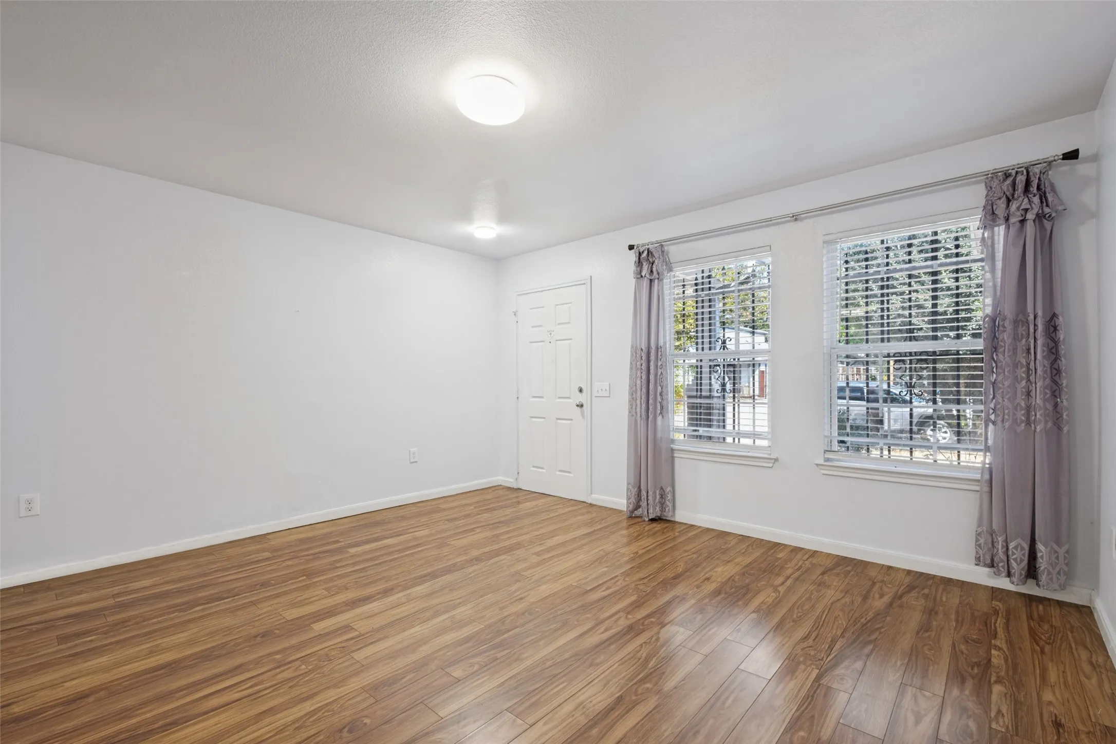 Single Family Residence For Rent in Dallas County , 1720 Pueblo Street, Dallas, Texas 75212, 3 Bedroom, 2 Bathroom, 1 Garage spaces, 1,348 Sqft, built in 2011, mls#21380105, Real Estate Agent in Dallas, Homes For Rent in Dallas county, Homes For Rent in Dallas, Realtor in Dallas Texas, Real Estate Brokerage Independent Realty Texas, Luminita Cordes Realtor
